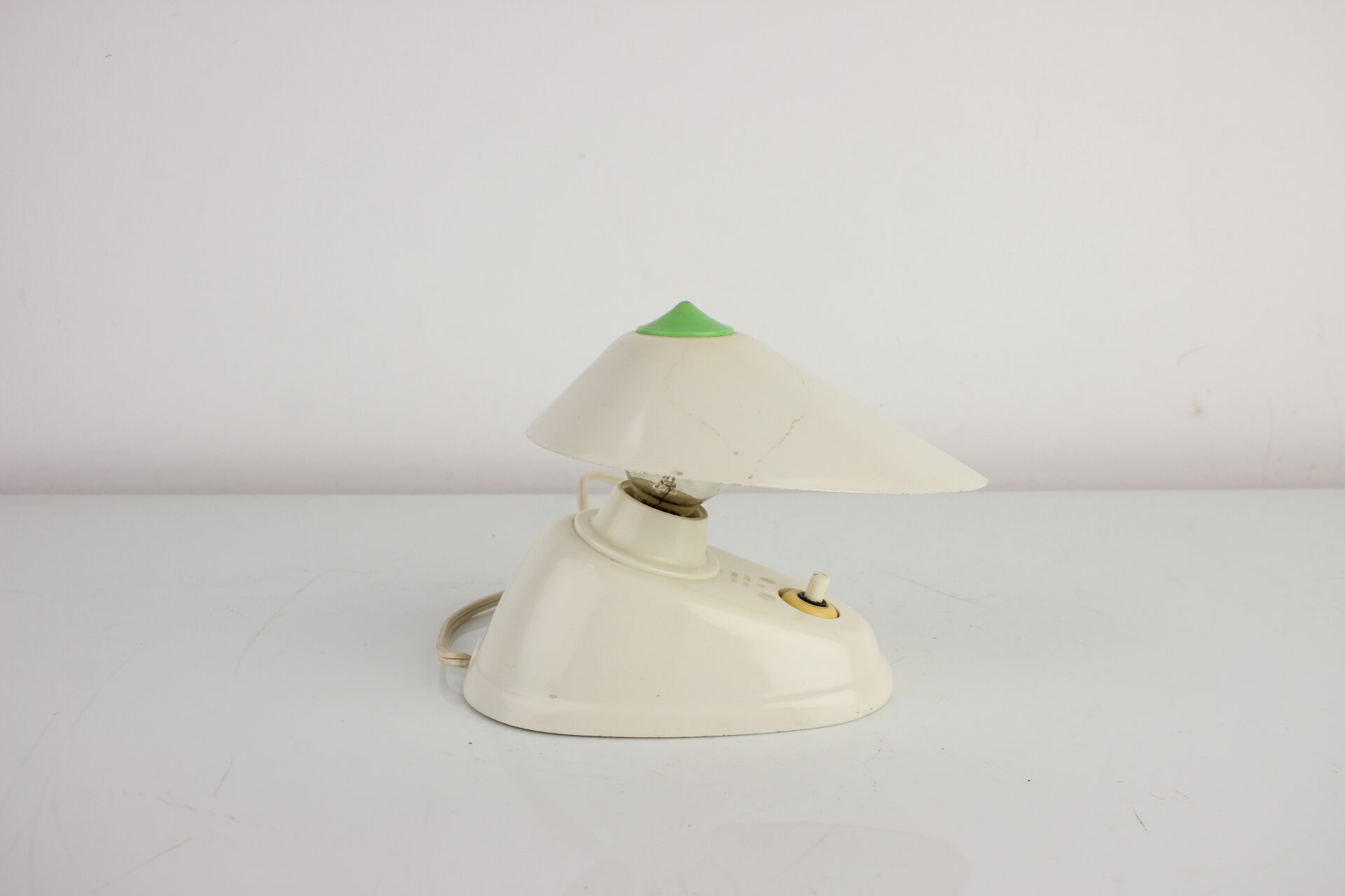 Lampe de table ou murale en bakélite blanche du milieu du siècle, années 1960