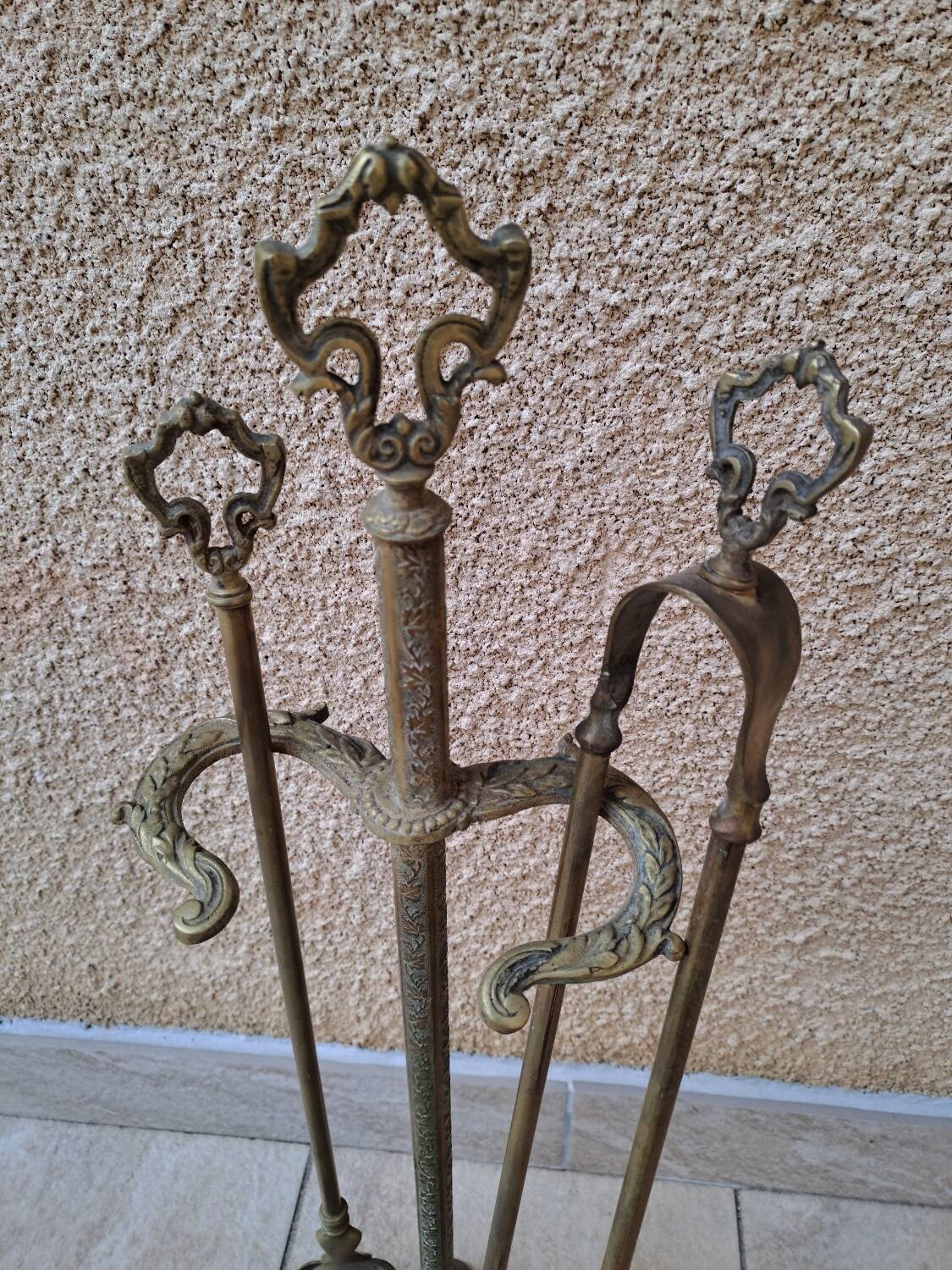 Fireplace accessories and its bronze support