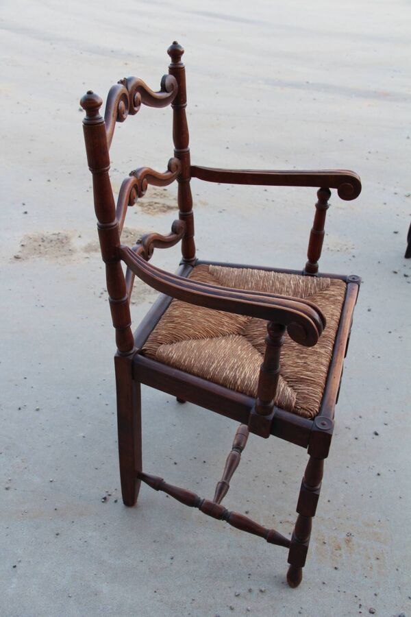 Chaise à bras paillée
