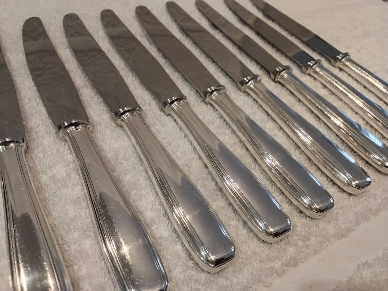 12 silver-plated table knives by Ercuis, Senlis pattern, 24.7cm