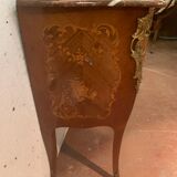 Commode galbée en bois de placage de style Louis XV / XX siècle