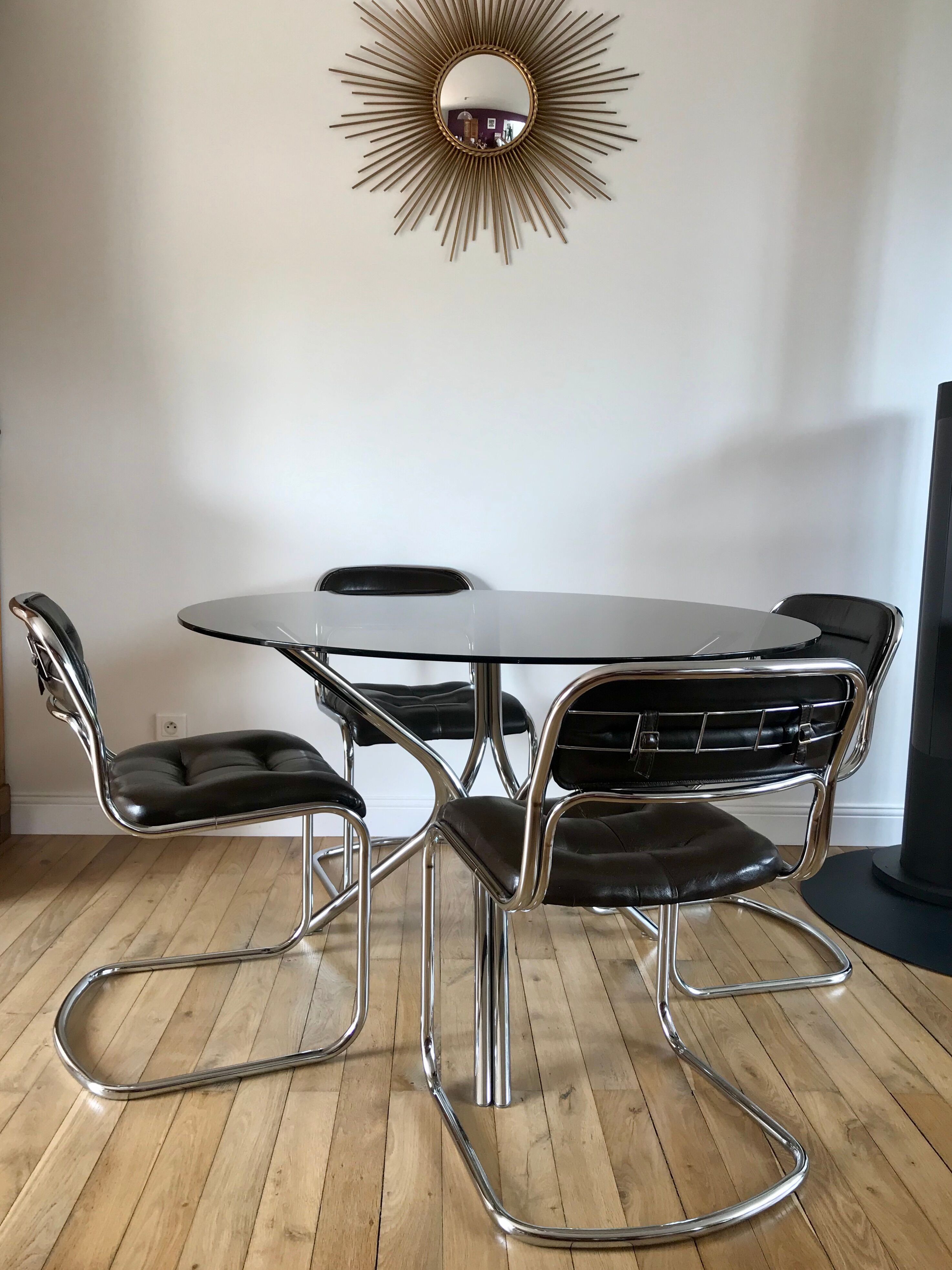 Set consisting of a table in chrome and smoked glass and its 4 tubular chairs in chrome and skaï a