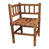 Mulched corner chair and light wood