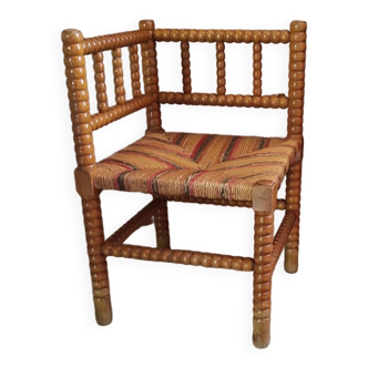 Mulched corner chair and light wood