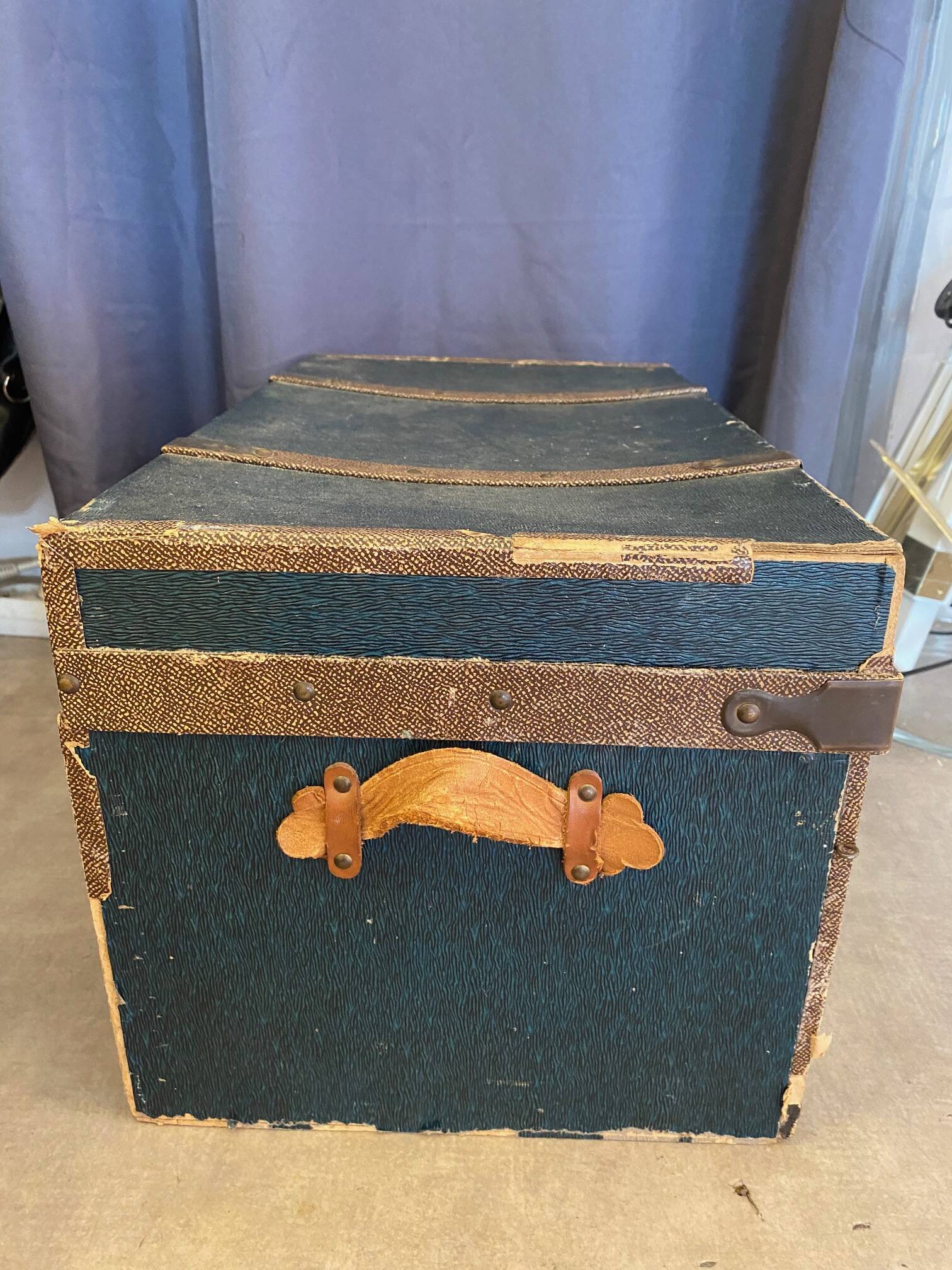 Ancienne malle de voyage pour vêtements coupés début xxème avec tiroirs et anses