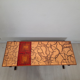 Table basse 60s haut émaillé Couleur rouge et or, base en métal et en laiton.