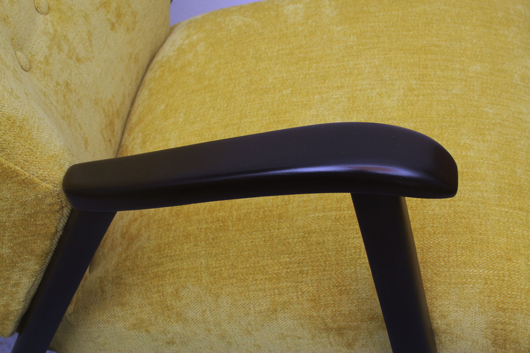 Fauteuil des années 1950 en velours jaune, entièrement restauré
