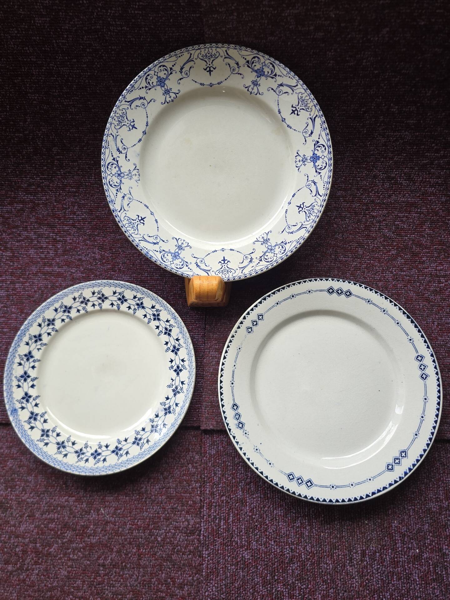 Lot assiettes dépareillées frise bleue 