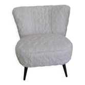 Chaise cocktail vintage blanche en fausse fourrure, structure et pieds en hêtre massif - 1950s
