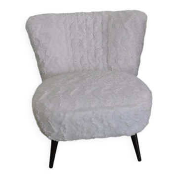 Chaise cocktail vintage blanche en fausse fourrure, structure et pieds en hêtre massif - années 1950