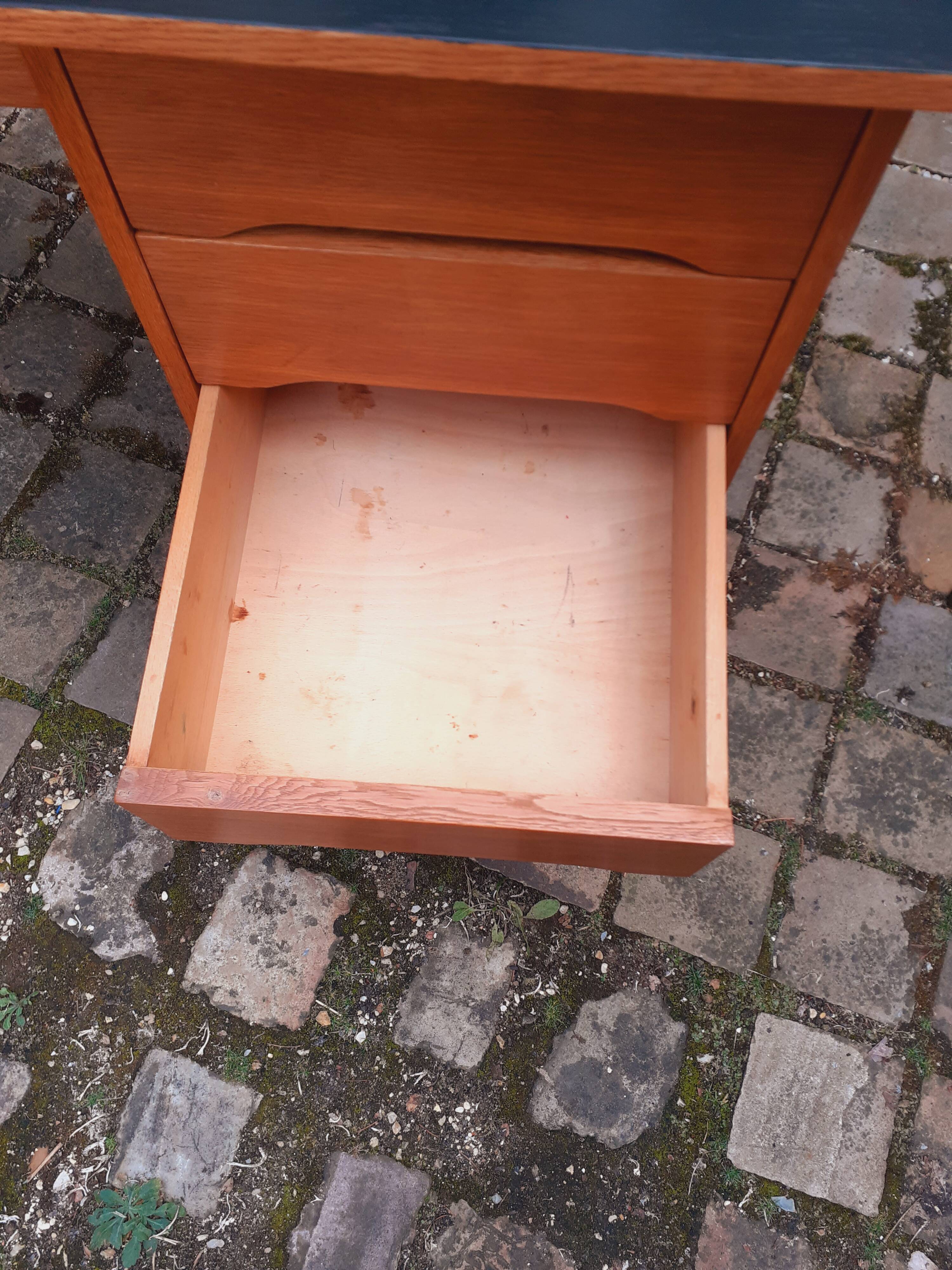 Bureau en chêne vintage année 70 Roumanie.