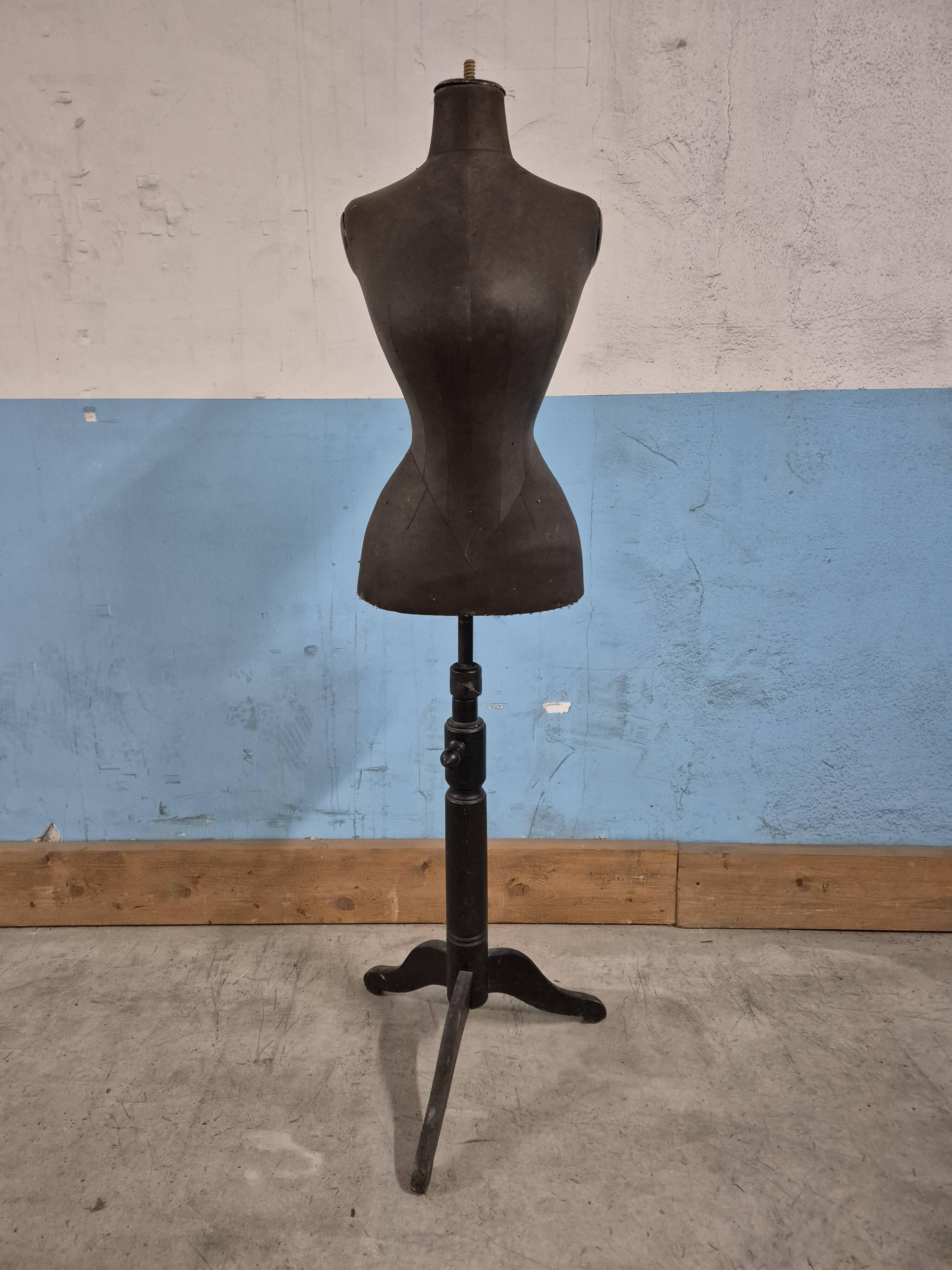 Dressmaker's mannequin