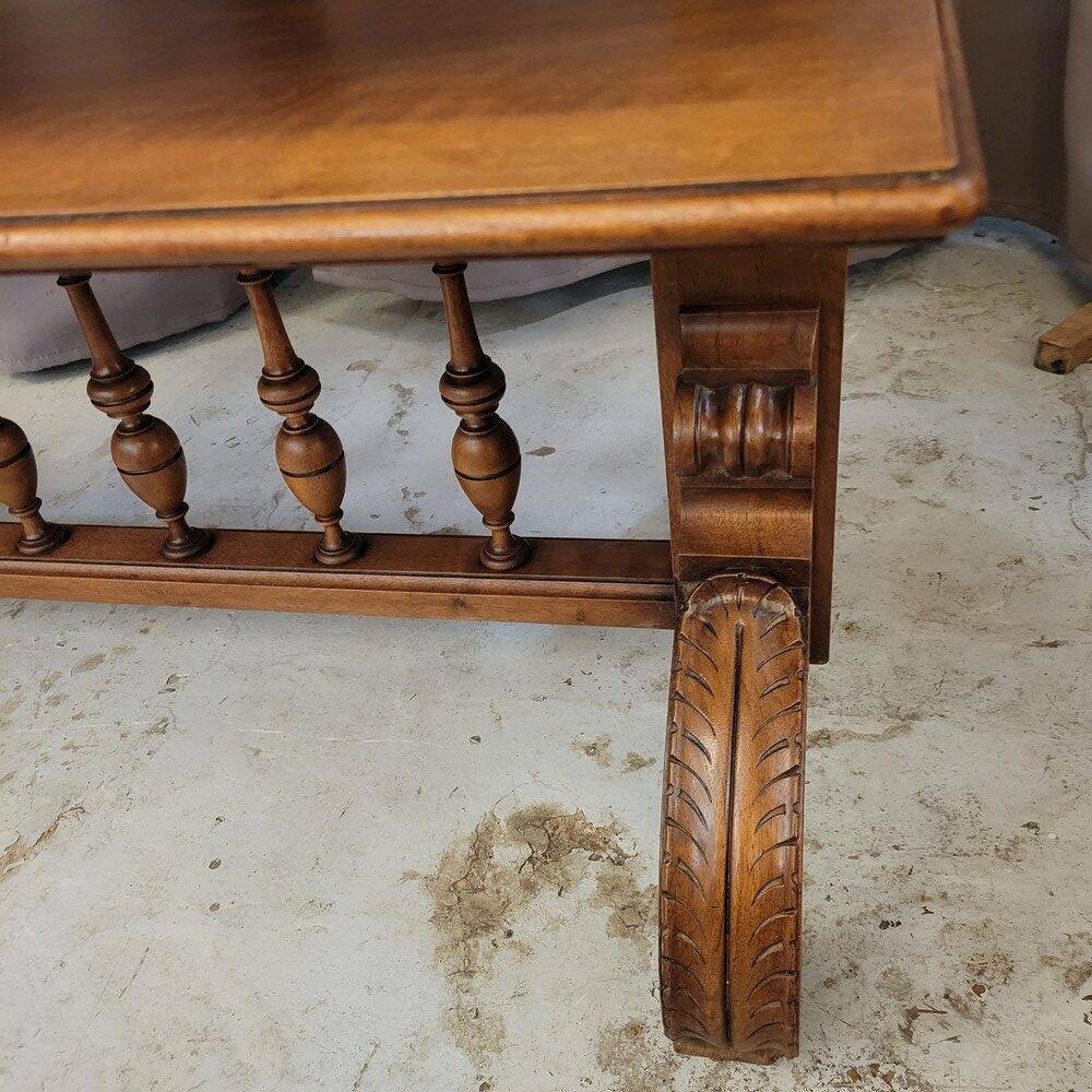 Serving table with mechanism