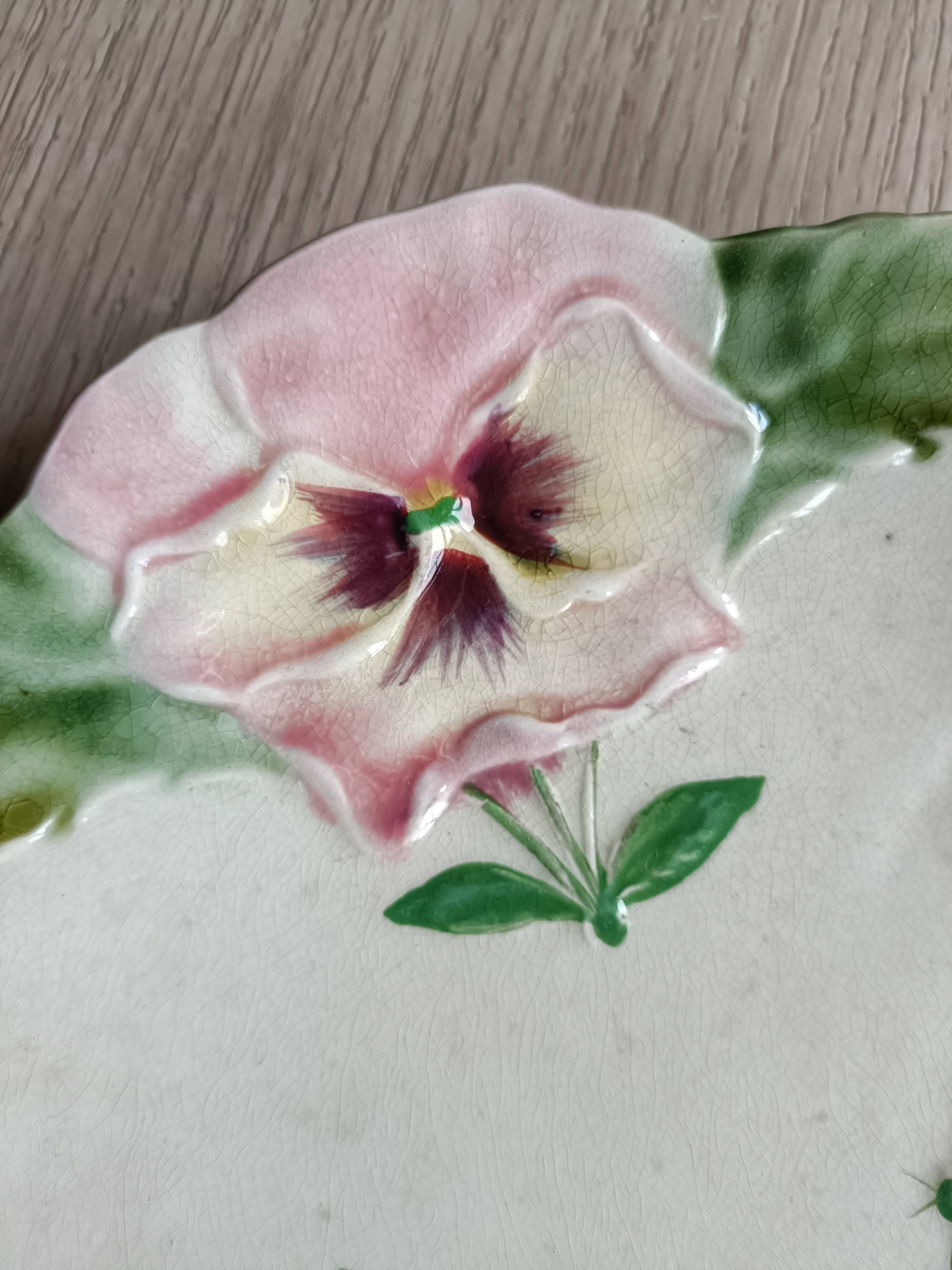 Assiette en barbotine, décor pensées, Choisy le roi