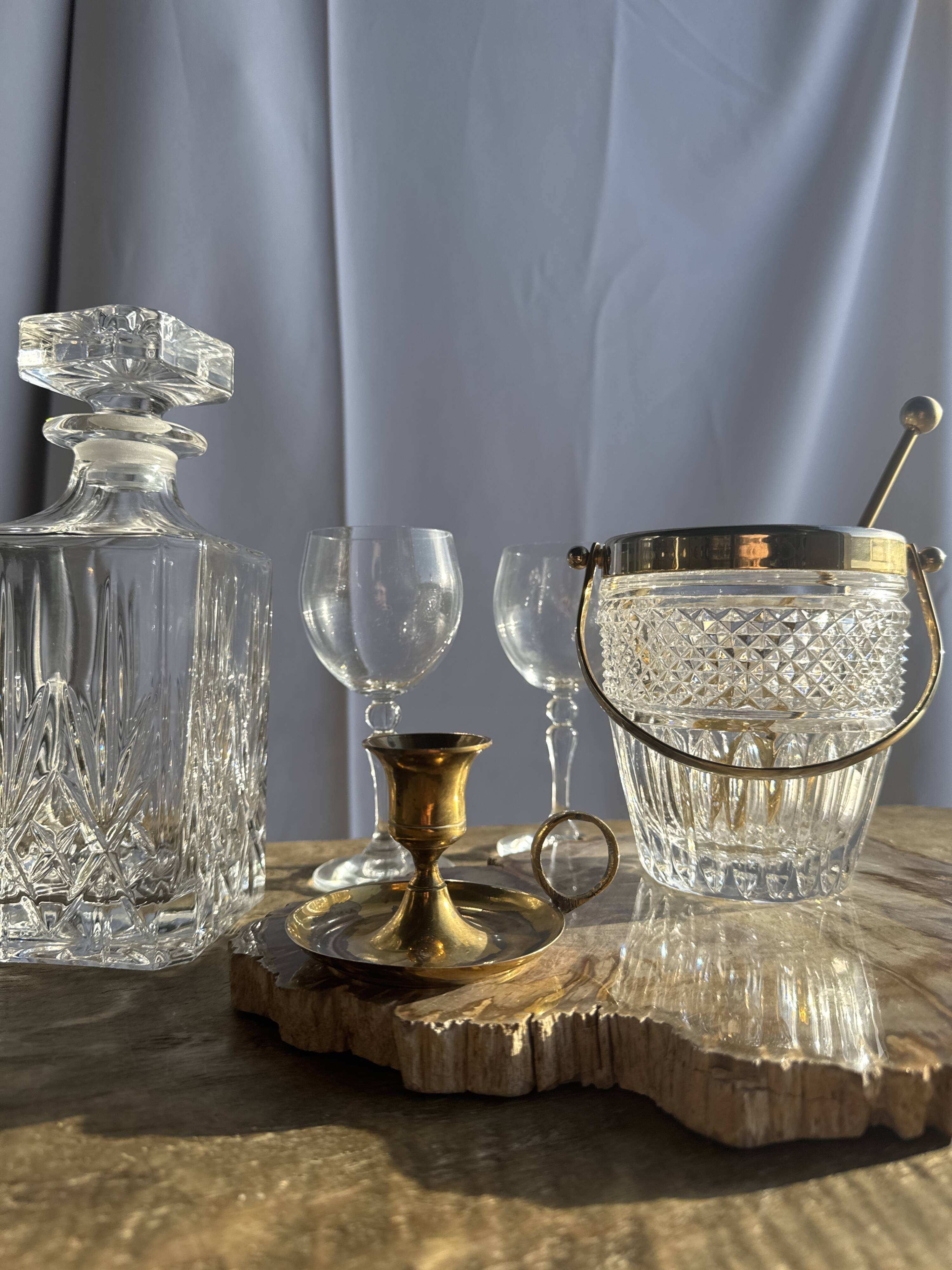 Small golden hand candlestick with a round loop handle D8 H6.5