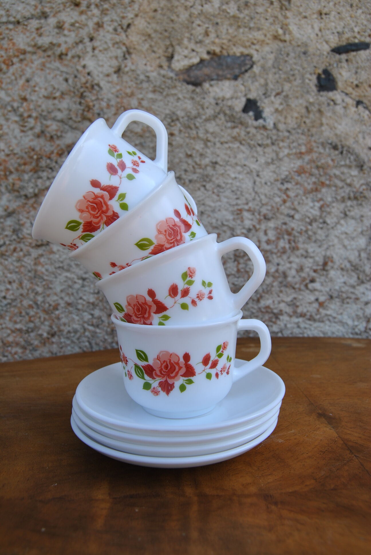Series of 4 cups et under cups pink patterns Arcopal 80s