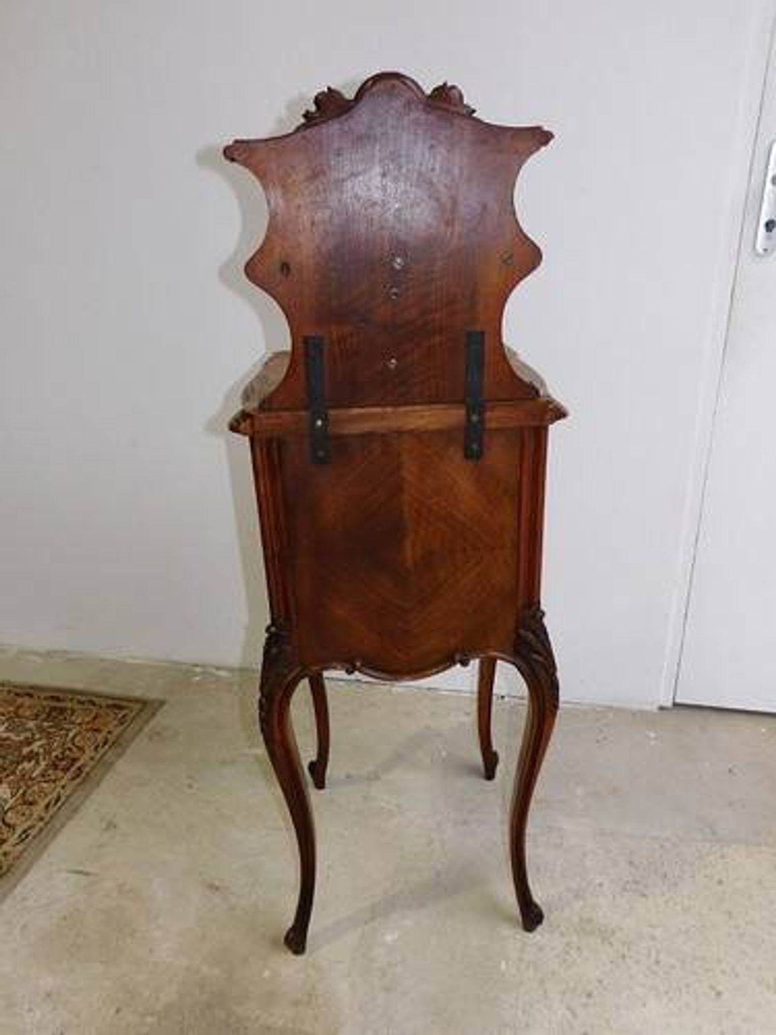 Chevet rocaille en noyer
