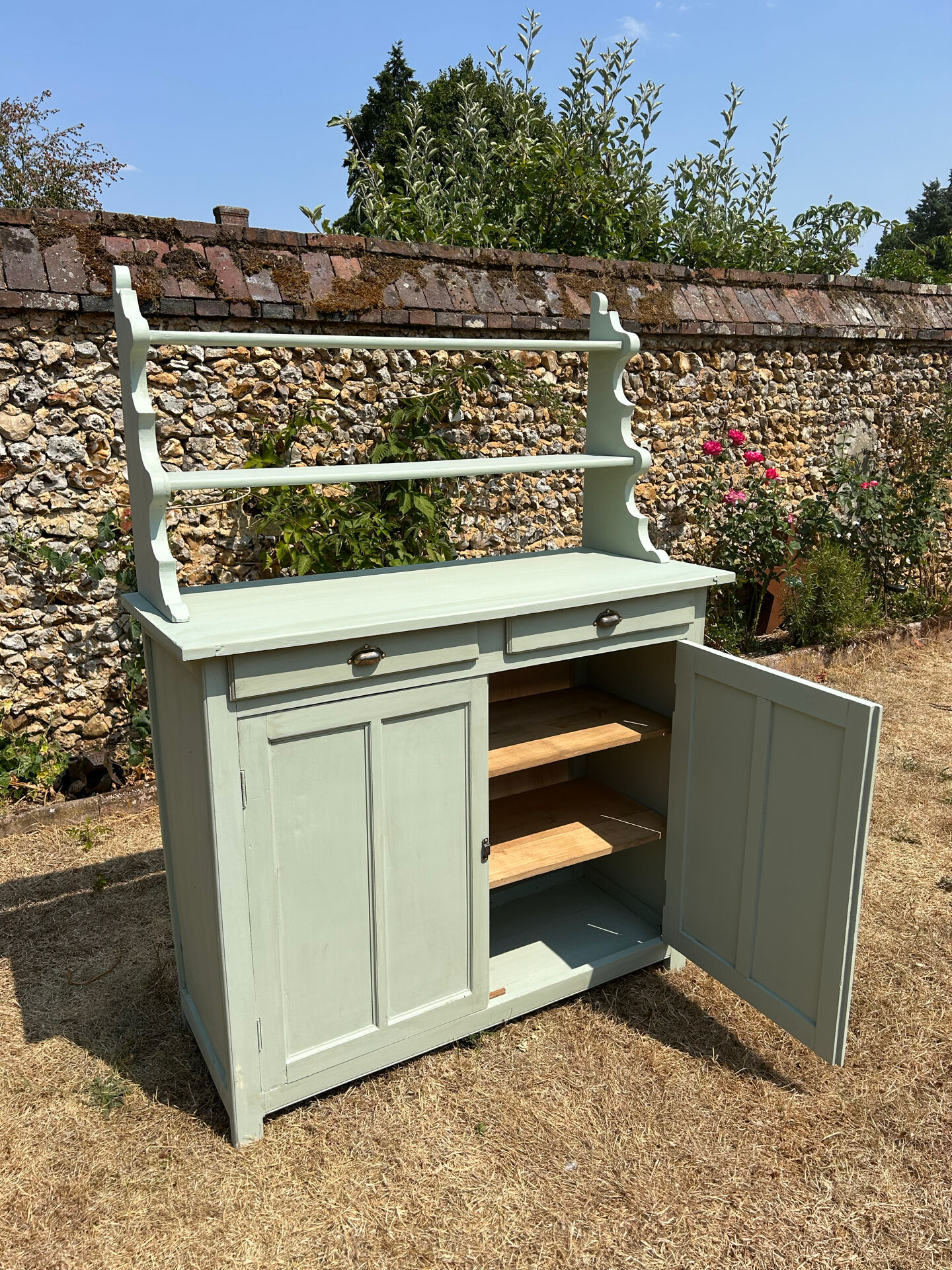 Buffet parisien vintage et son verrier vert d’eau