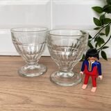 2 wine glasses