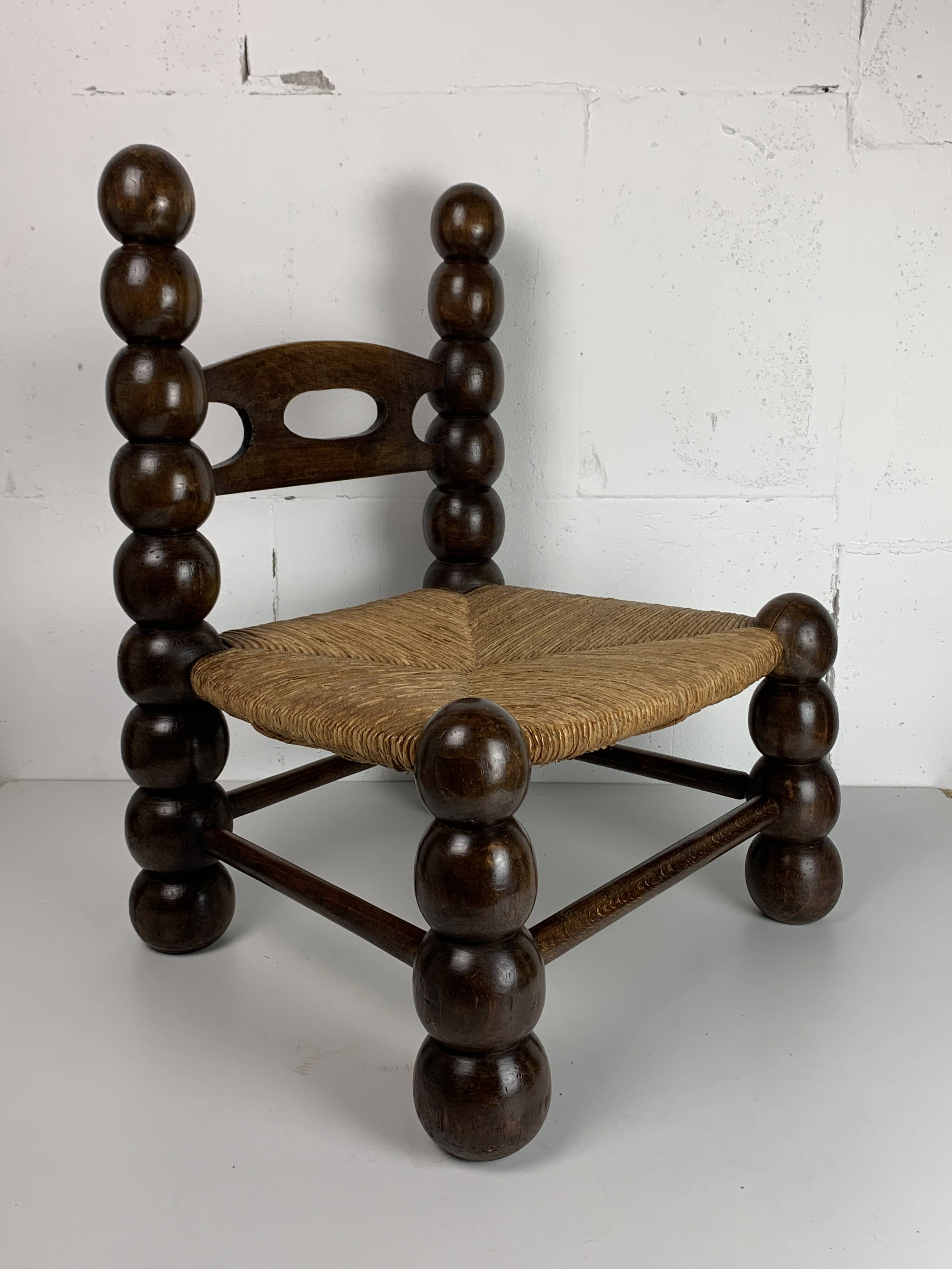 Chaise basse en bois tourné dans le style de Charles Dudouyt, France, années 1950