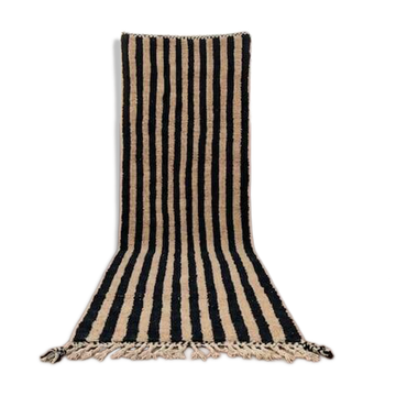 Tapis Beni Ouraine fait main traditionnelle de couloir blanc et noir 75/300