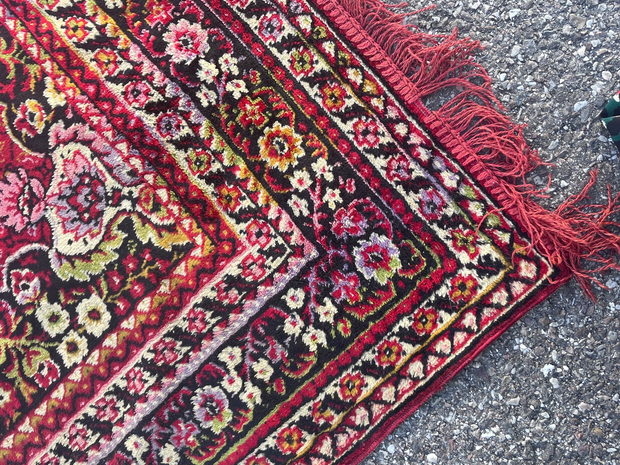 Vintage carpet with floral decoration 123x176cm