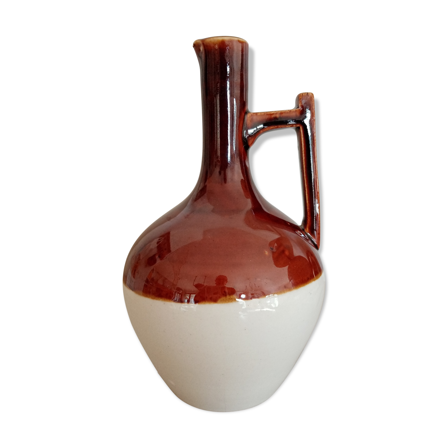 Enamelled pitcher with bicolor collar