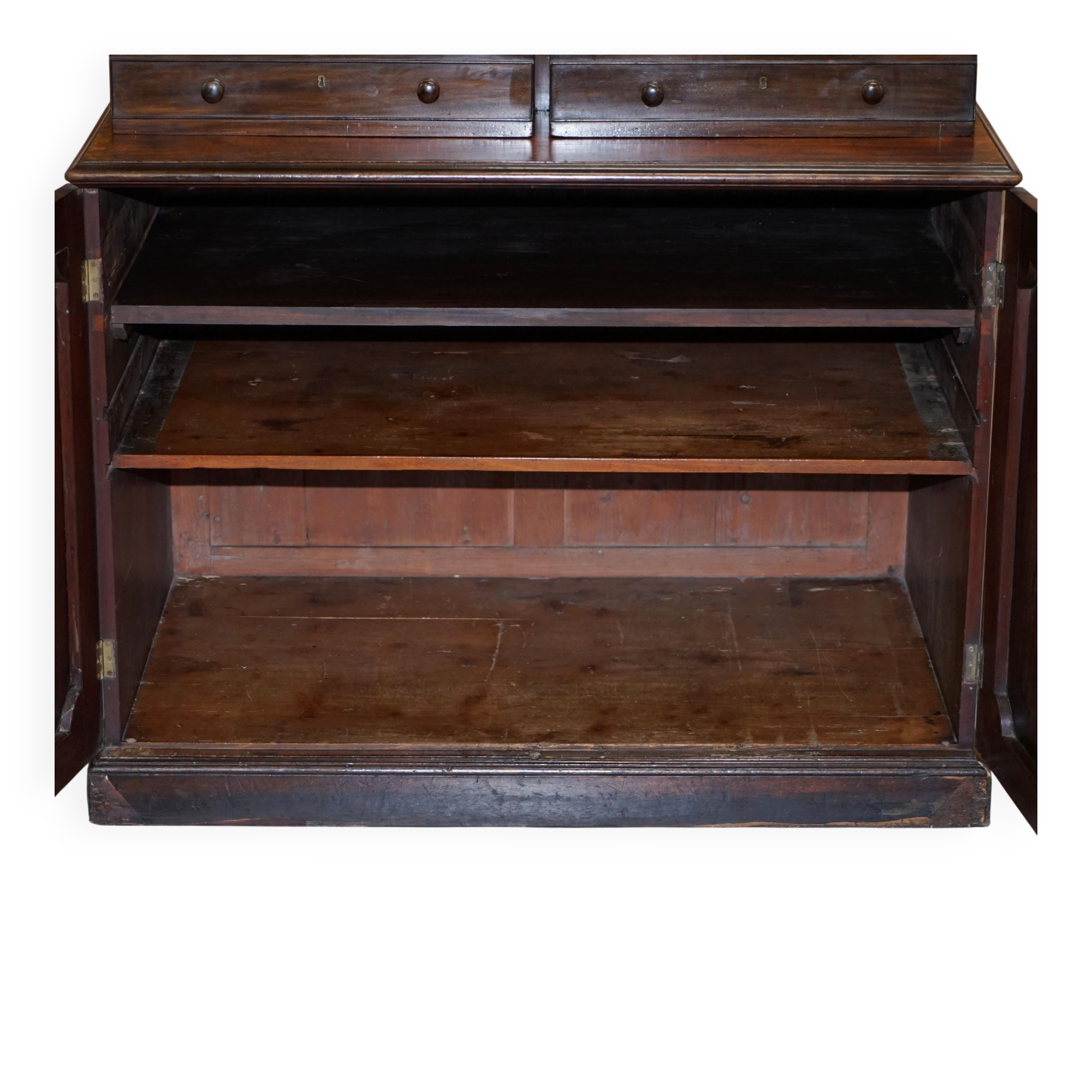 Bibliothèque George IV circa 1820 en bois dur avec tiroirs et vitrage astral