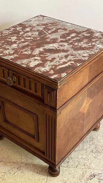 Table de chevet ancienne en bois et marbre
