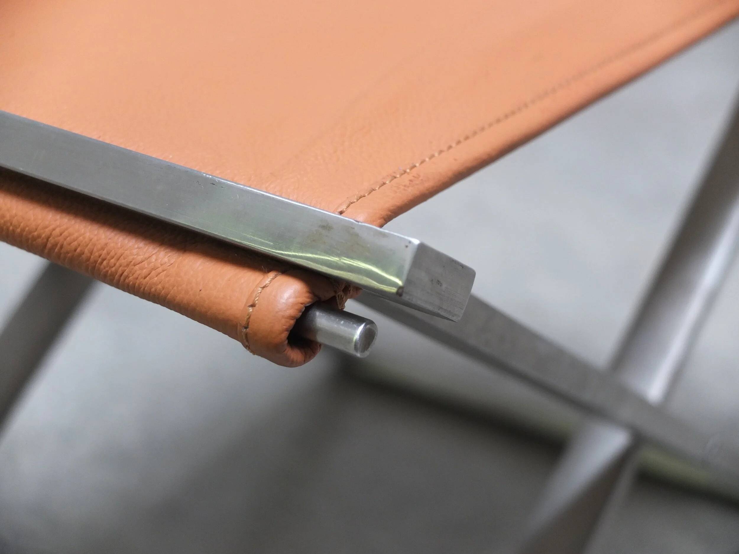 Tabouret pliant en cuir cognac et acier par Michael Christensen, années 1960.