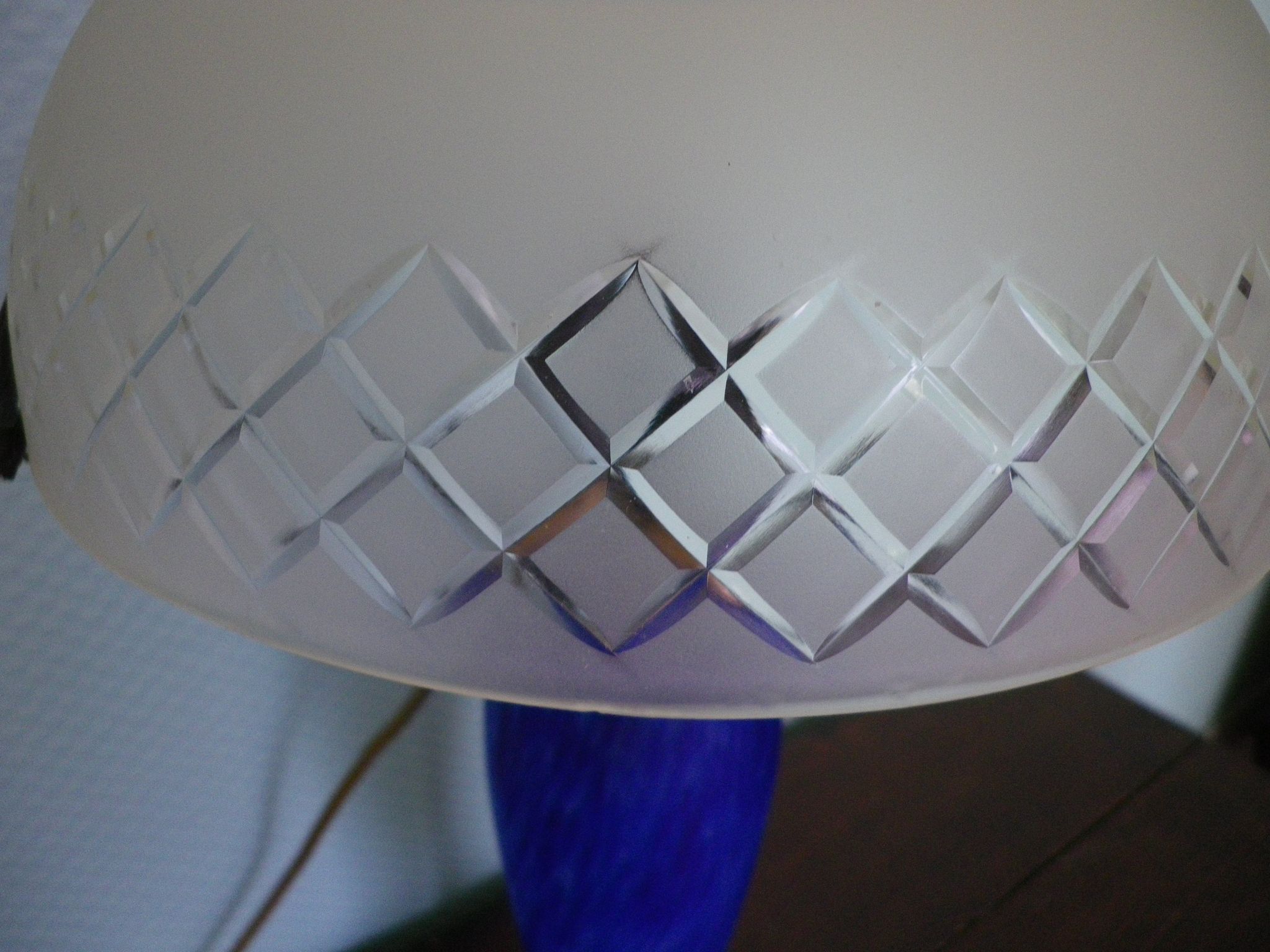 Lamp to lay, crystal lampshade cut with brass rosette, lamp foot in glass pase