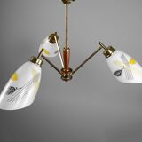Lustre à trois bras en verre, laiton et teck, style français du milieu du siècle des années 1950