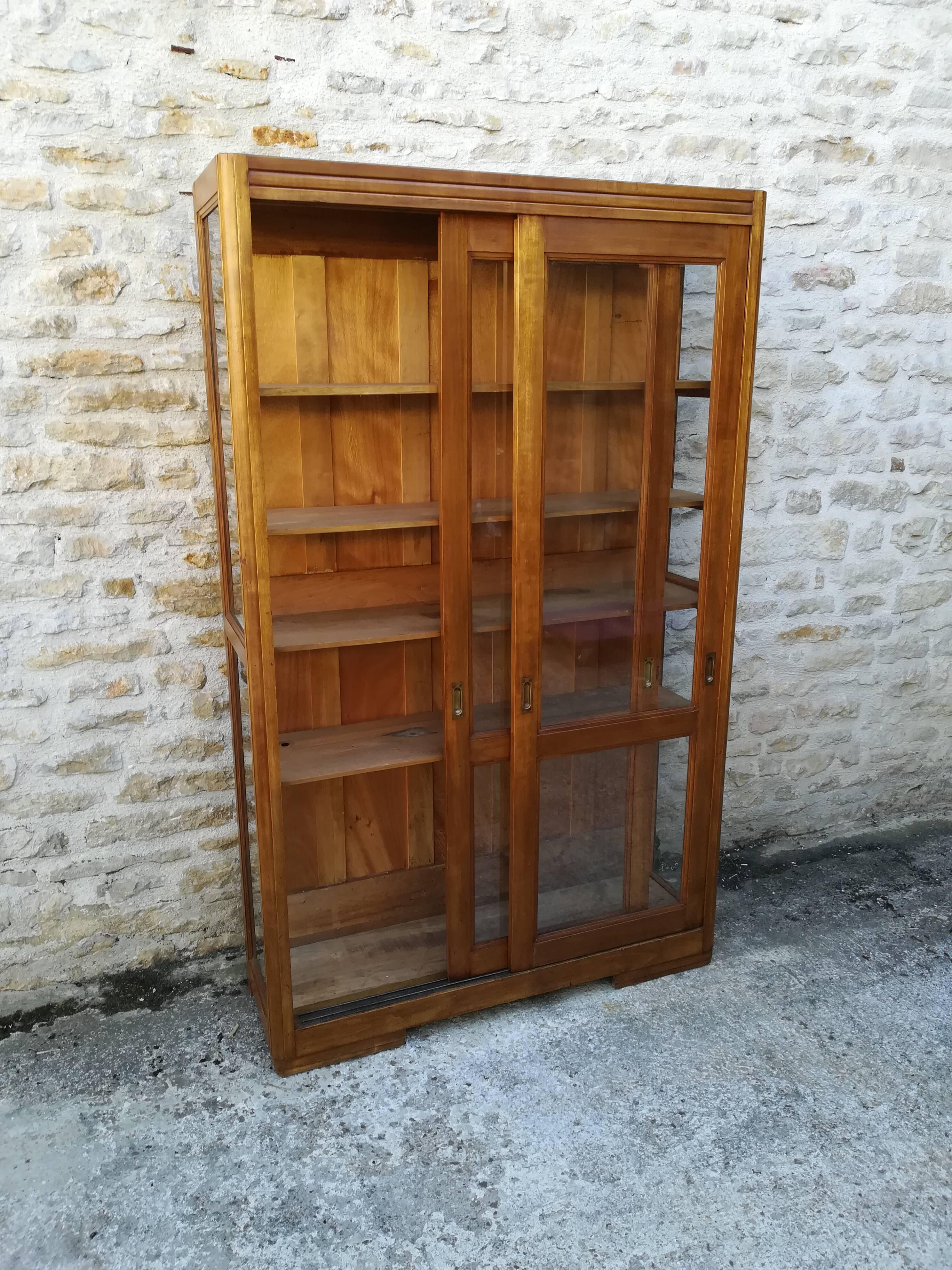 Showcase with two sliding doors