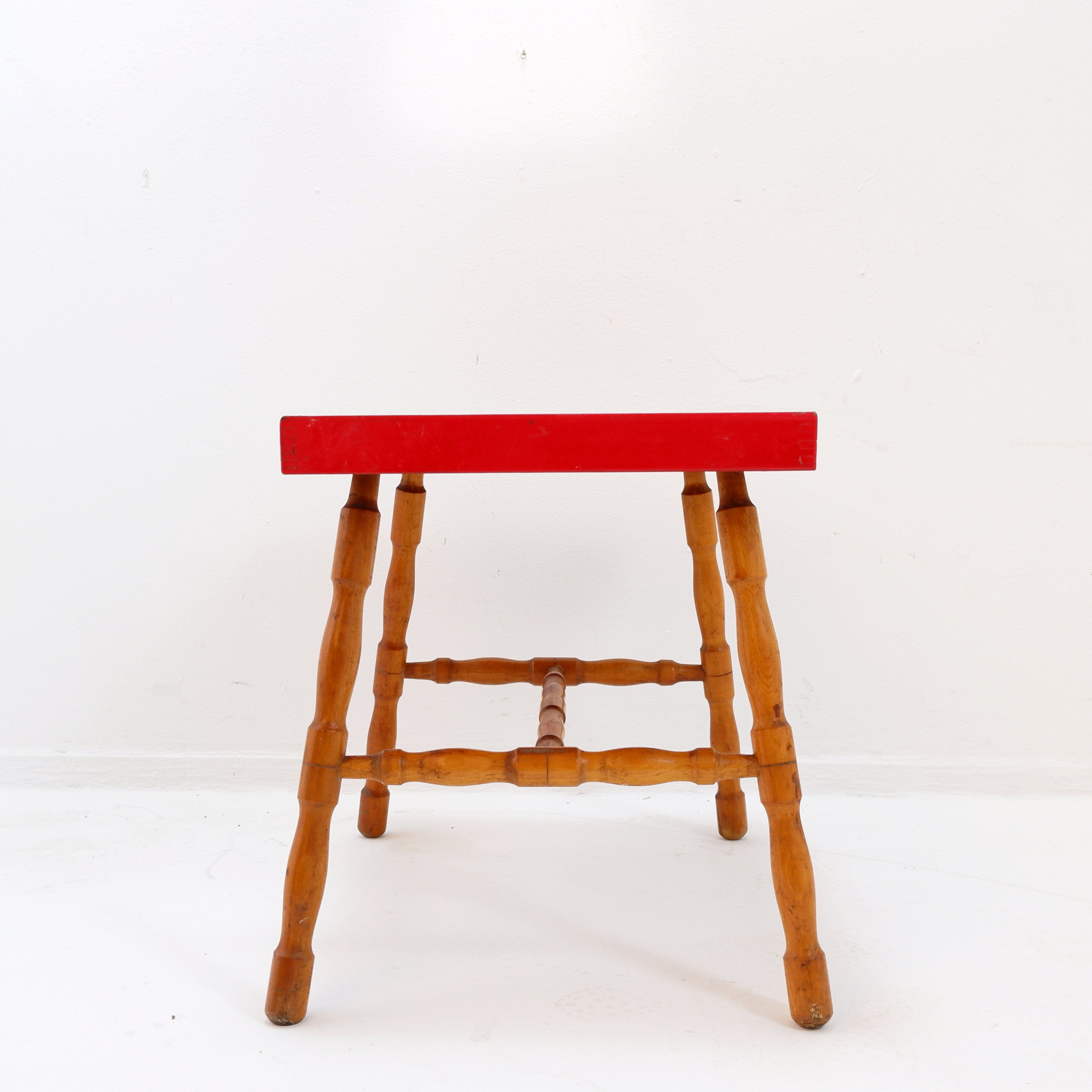 Small side table with turned legs and red top - Josco, made in Belgium - 1950s