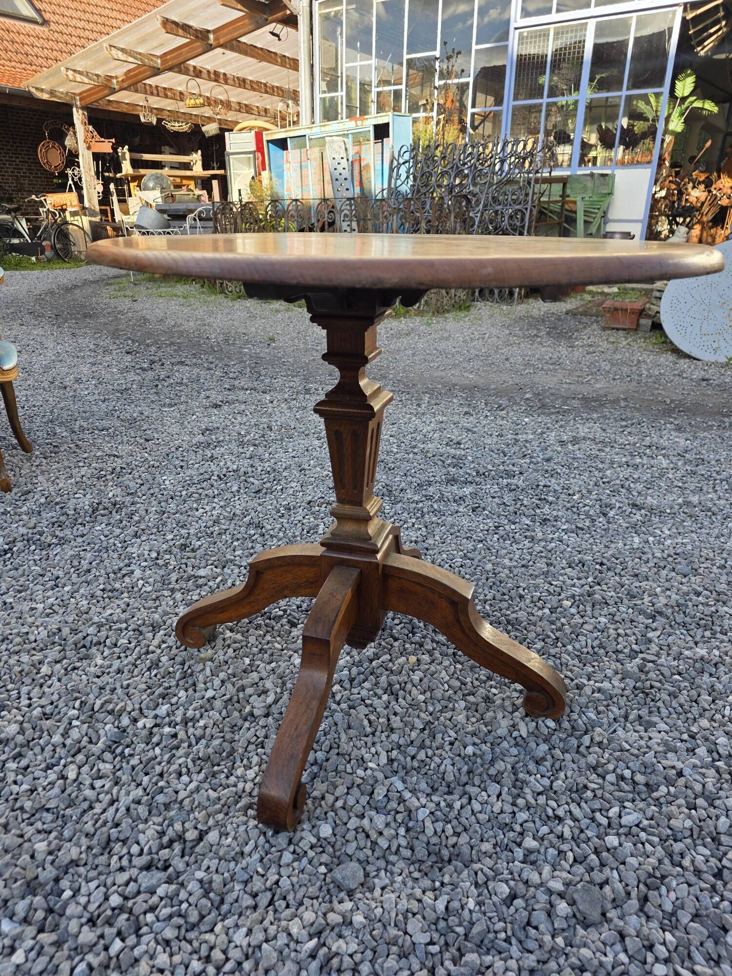 Oak guéridon table from the early 20th century.