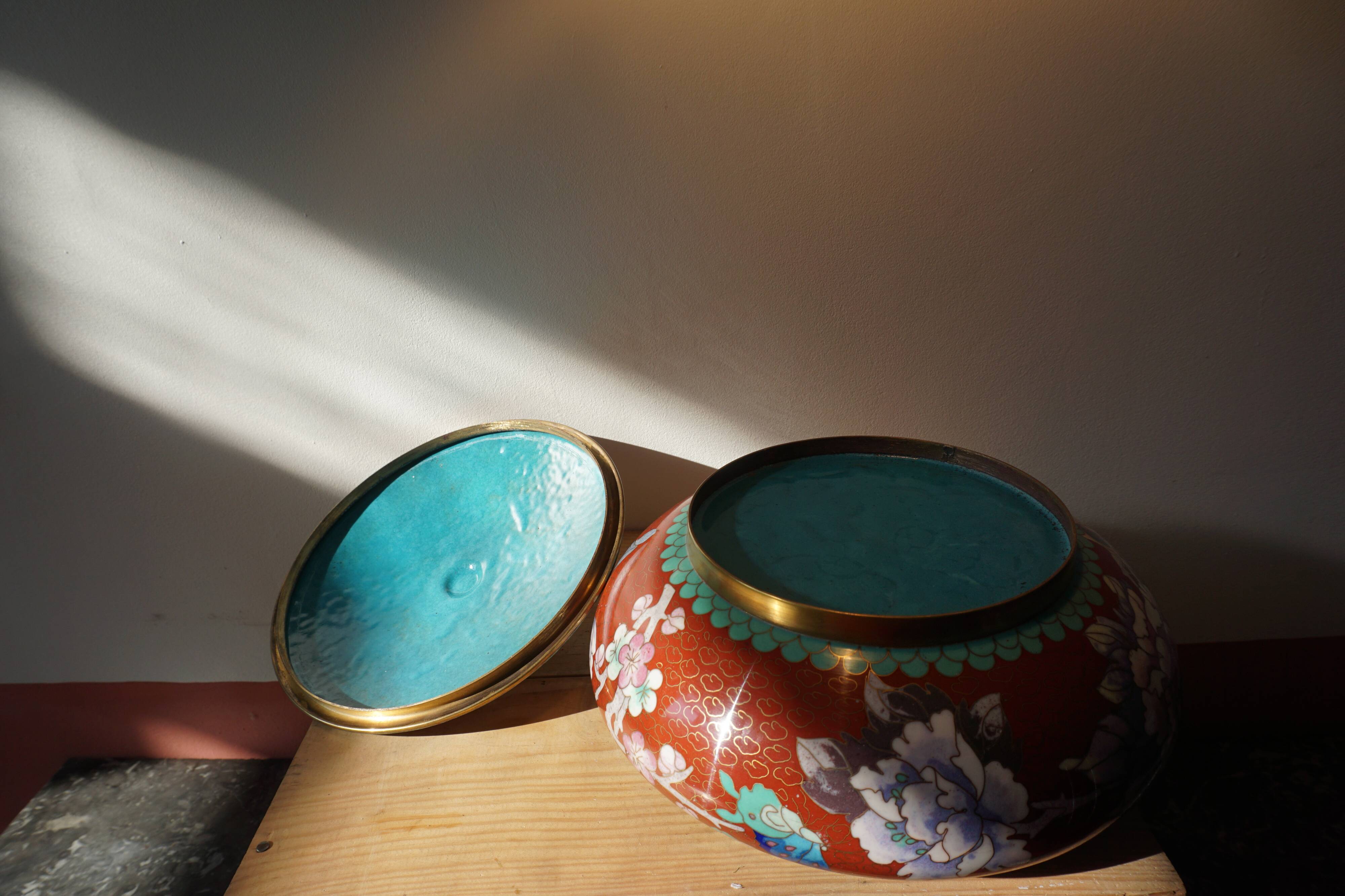 Plat chinois en émaux cloisonnés - seconde moitié du XX° siècle.