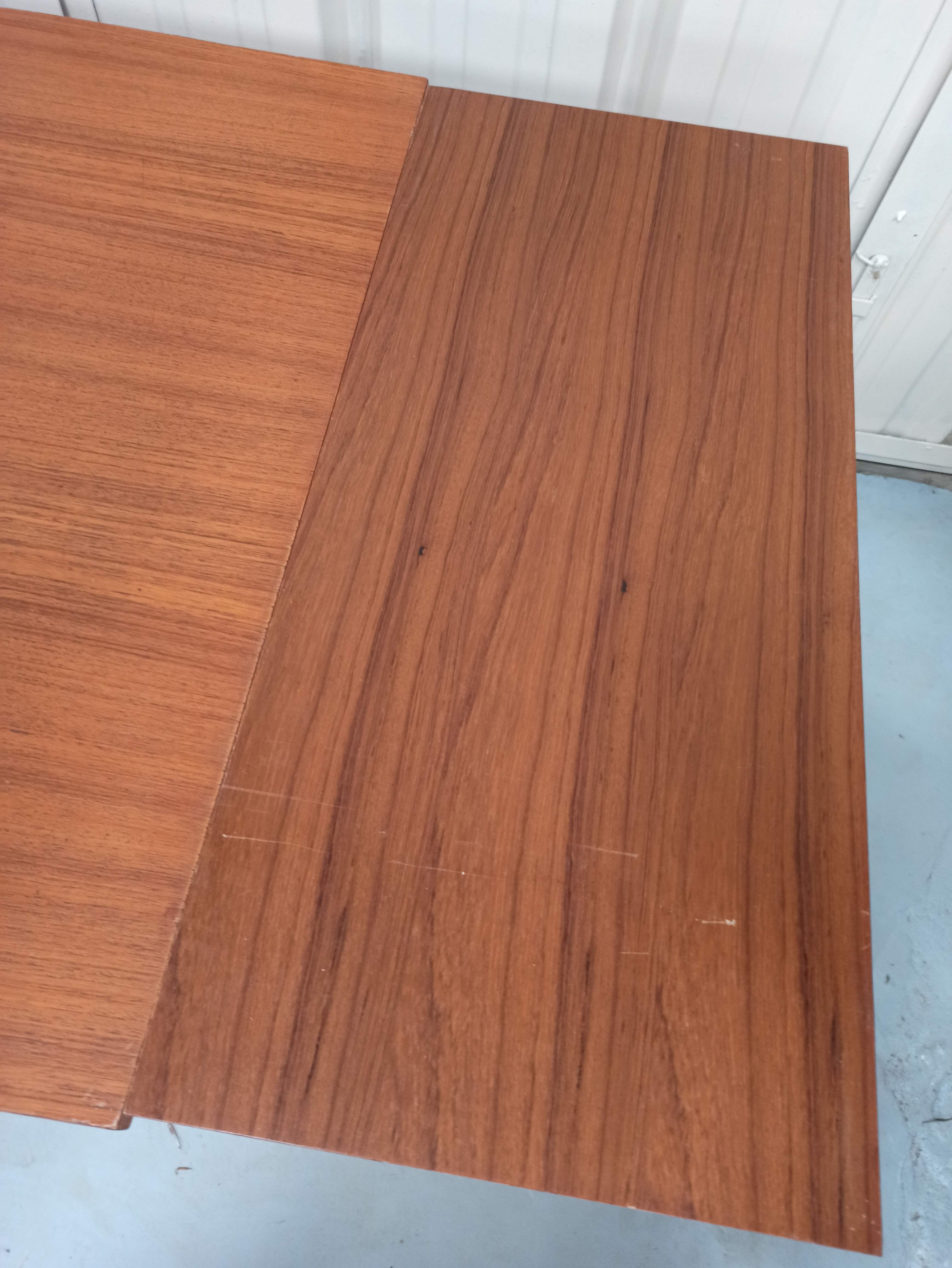 Scandinavian style table 50 year with 2 elongations