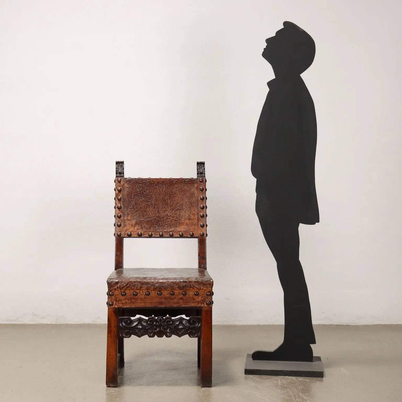 Antique Baroque chair in carved walnut, Italy, 18th century.