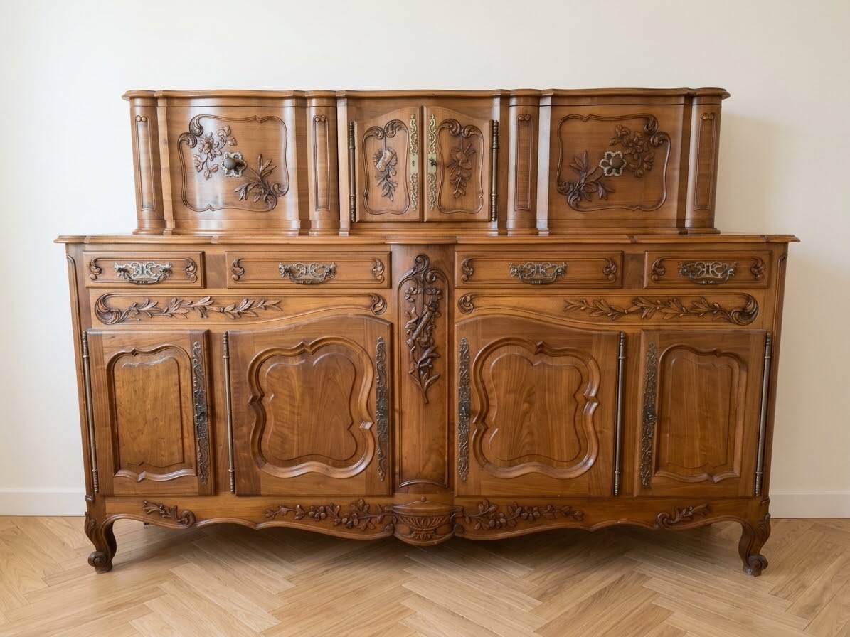 Large Provençal buffet in carved solid wood
