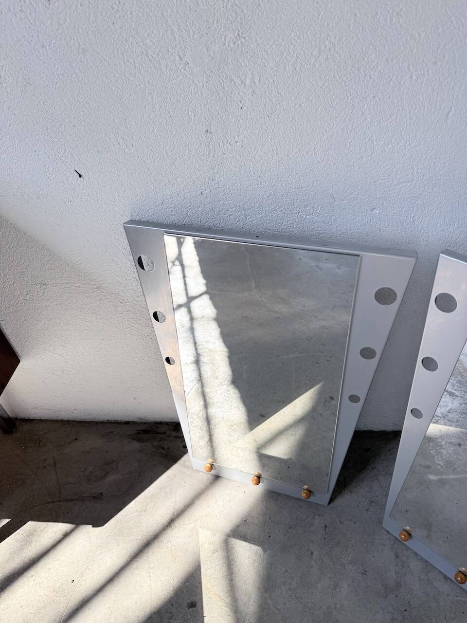 Paire miroirs « Memphis » années 80 chrome et bois