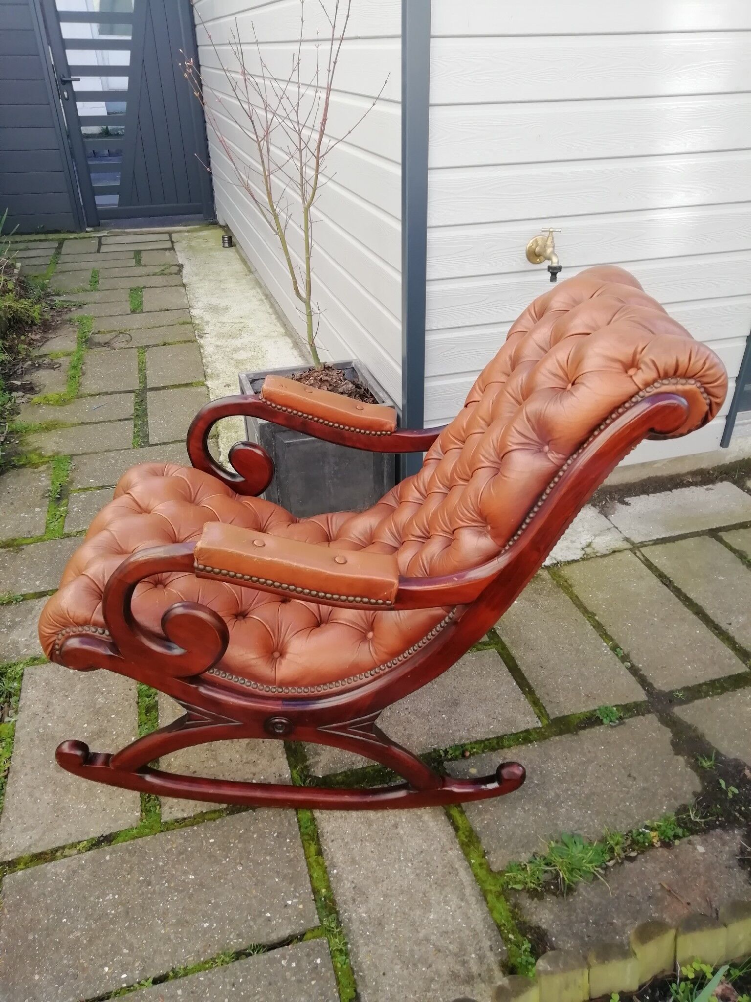 Rocking leather Chesterfield