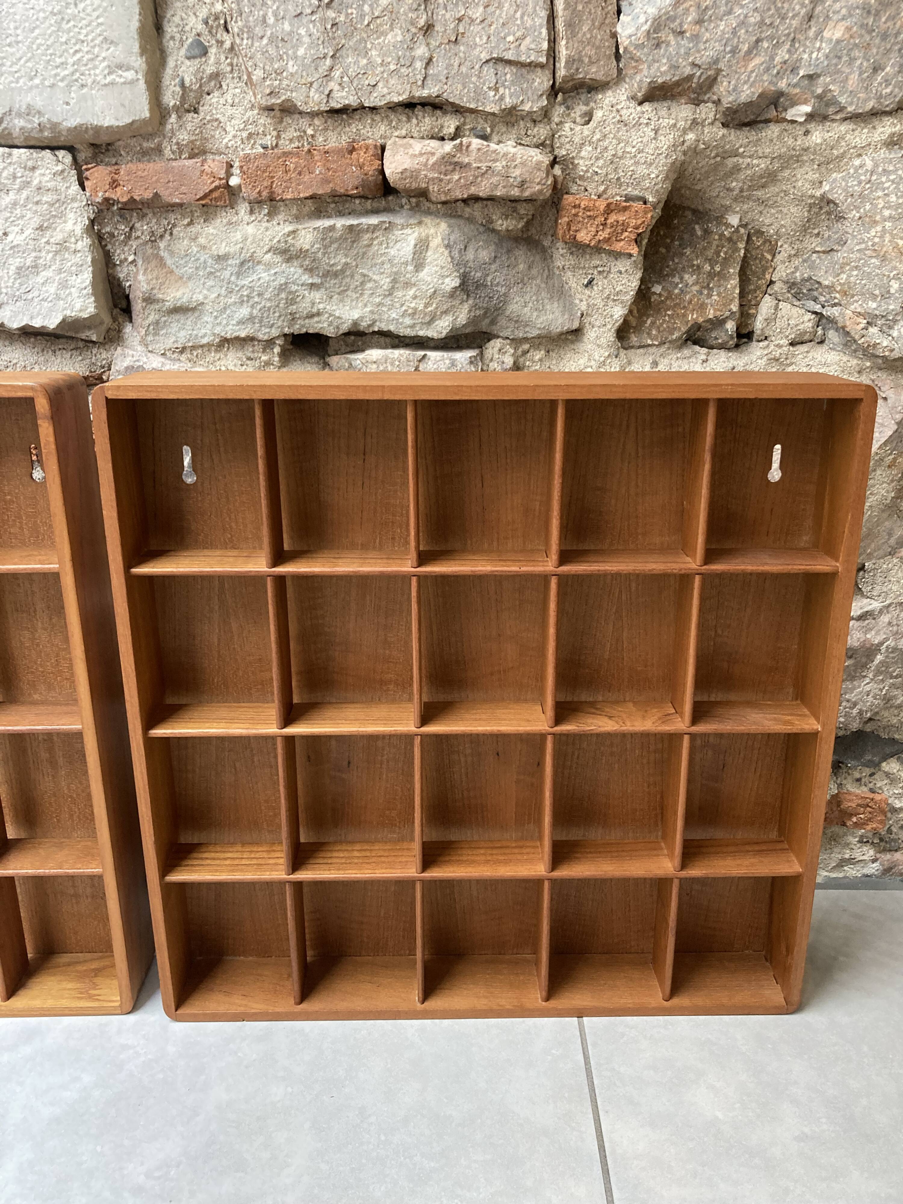 2 casiers muraux vintage en teck