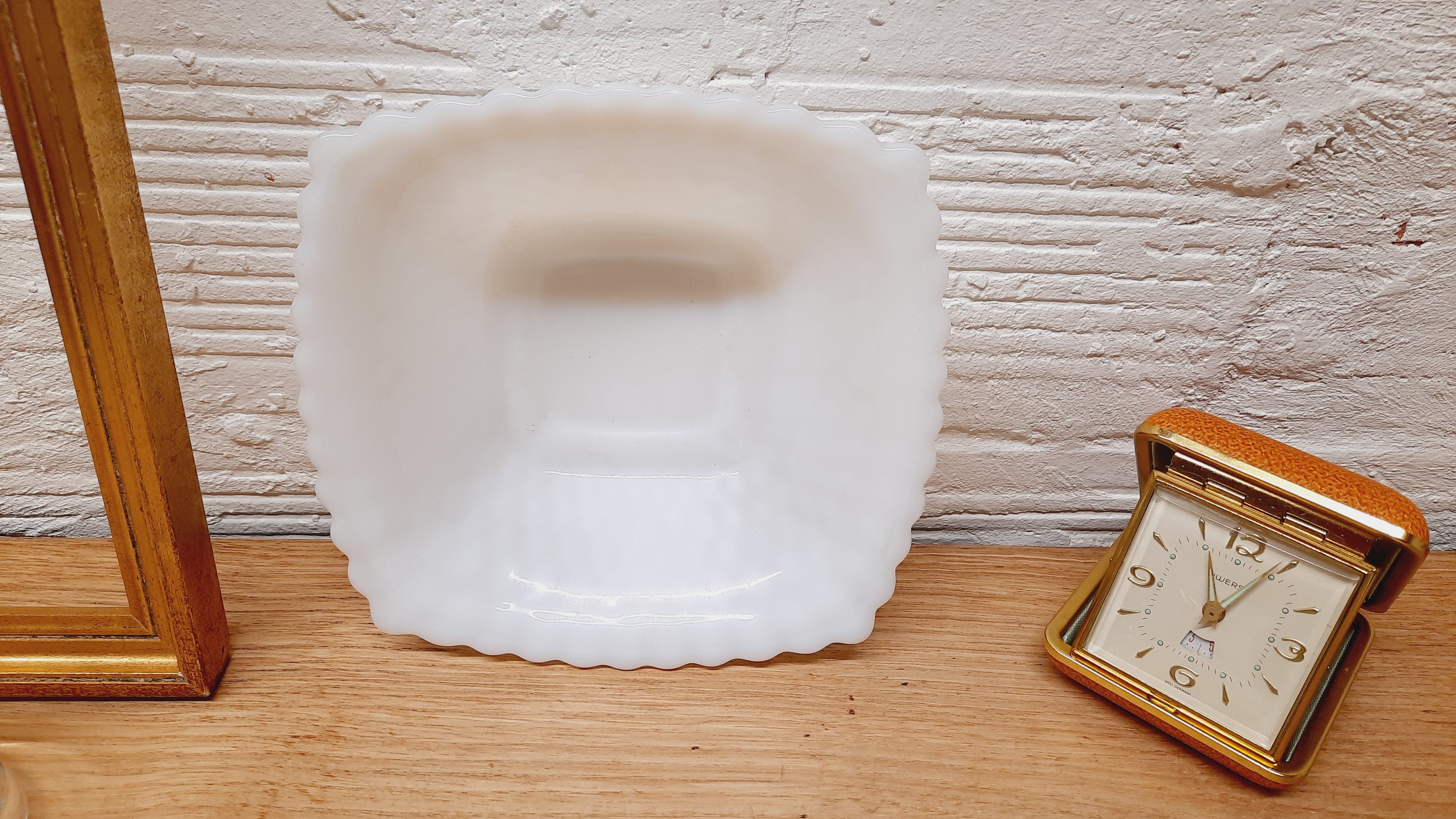 Empty white opaline pocket