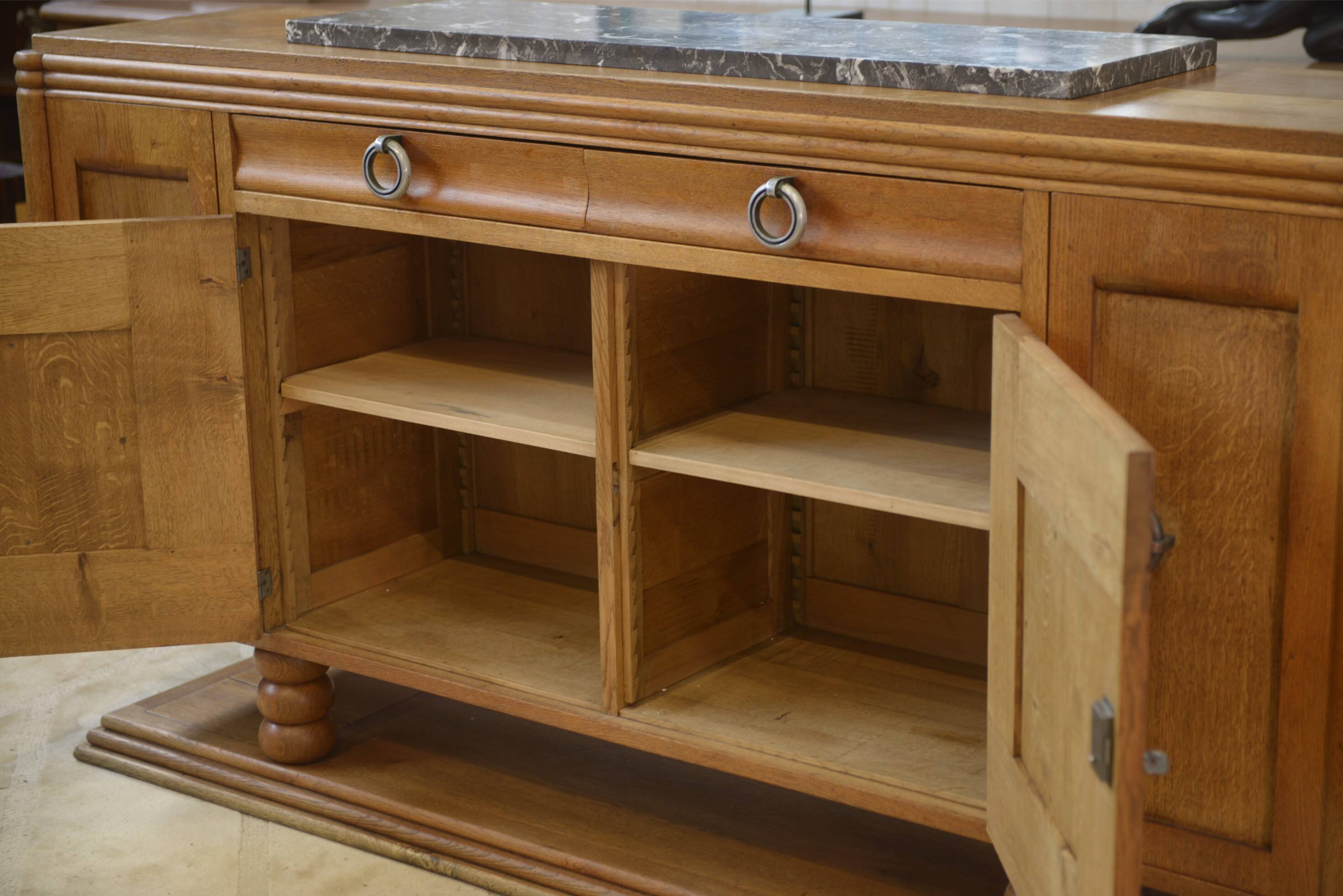 Buffet en chêne dans le goût de Charles Dudouyt 1930’s