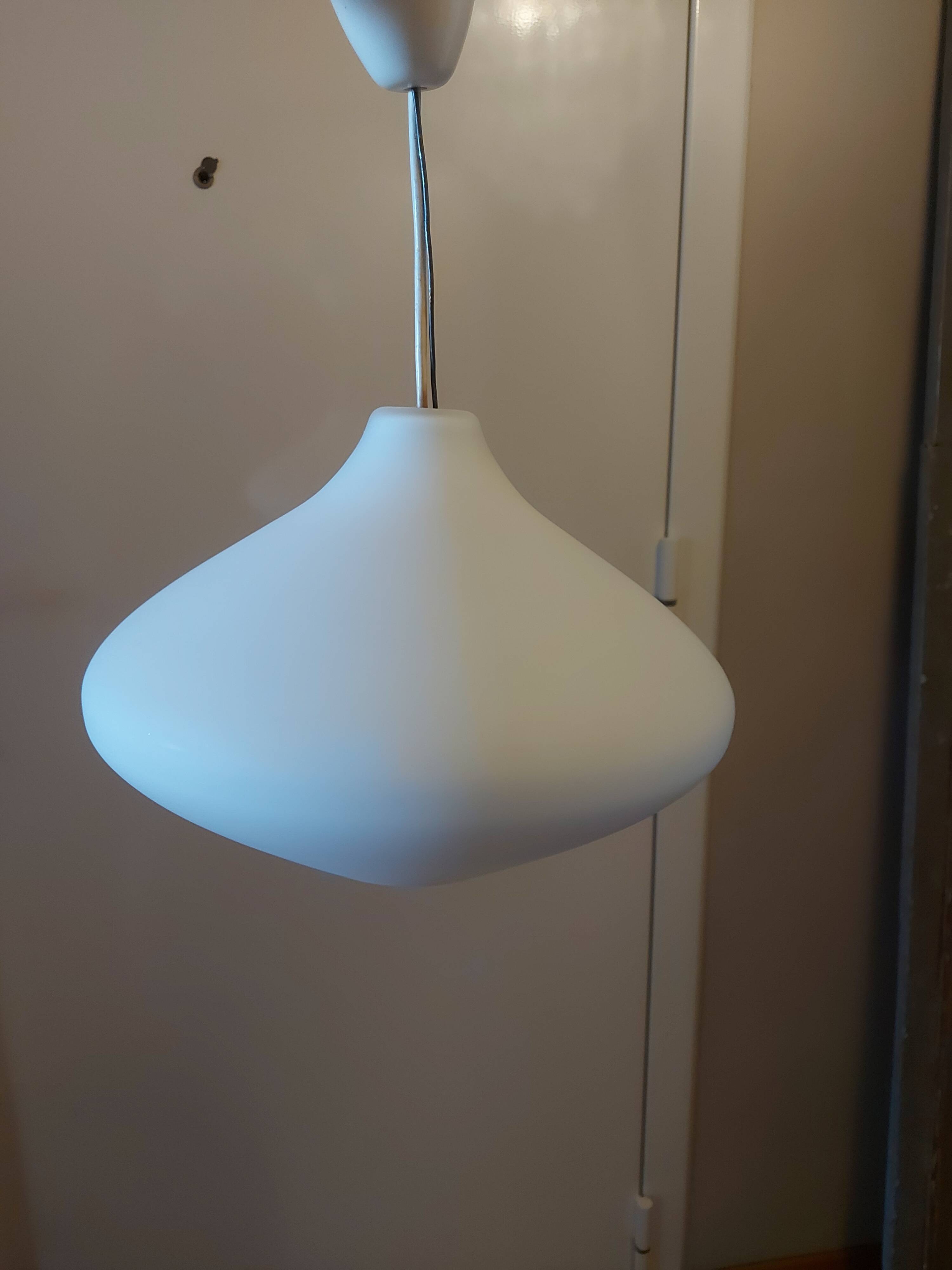 Vintage suspension in white opaline