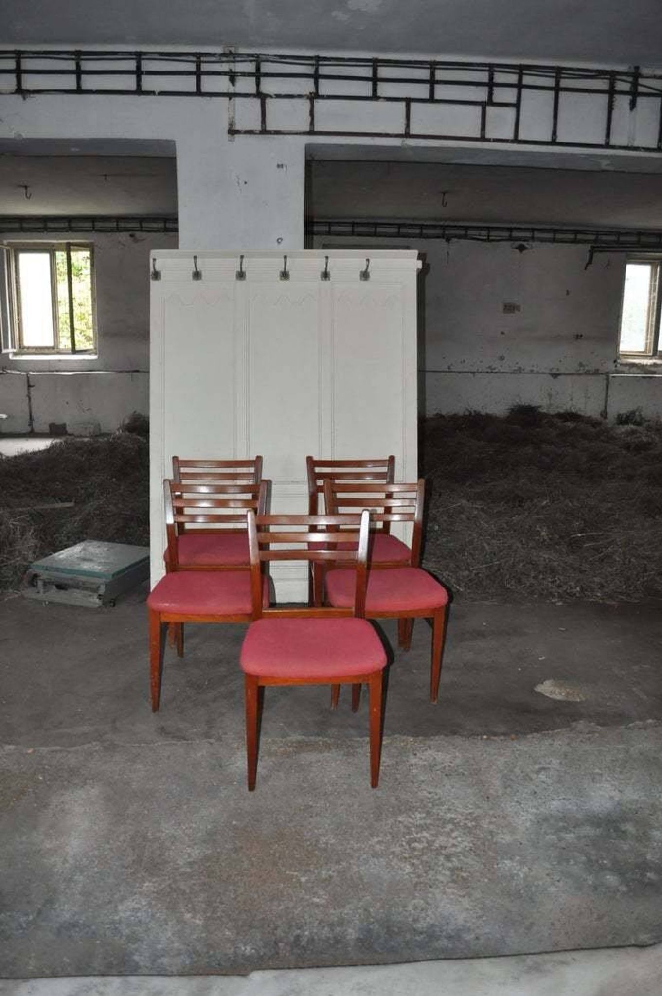 Set of 5 brown wooden chairs from the 70s, with red fabric seats - 2 with armrests.