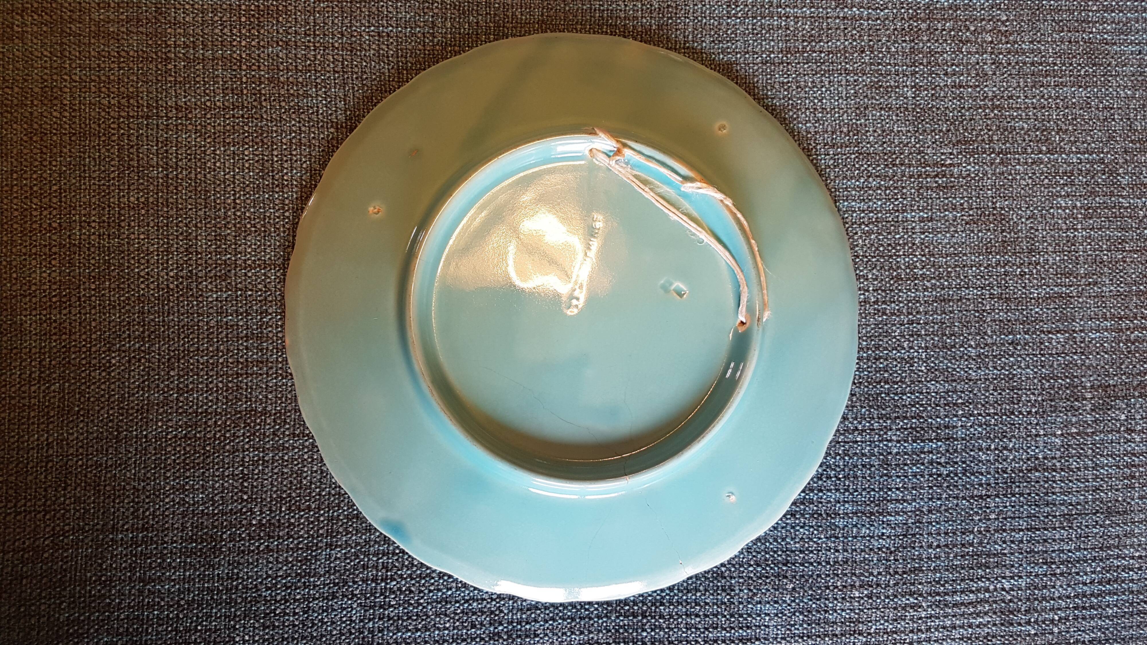 Assiette en barbotine à décor d'oiseaux
