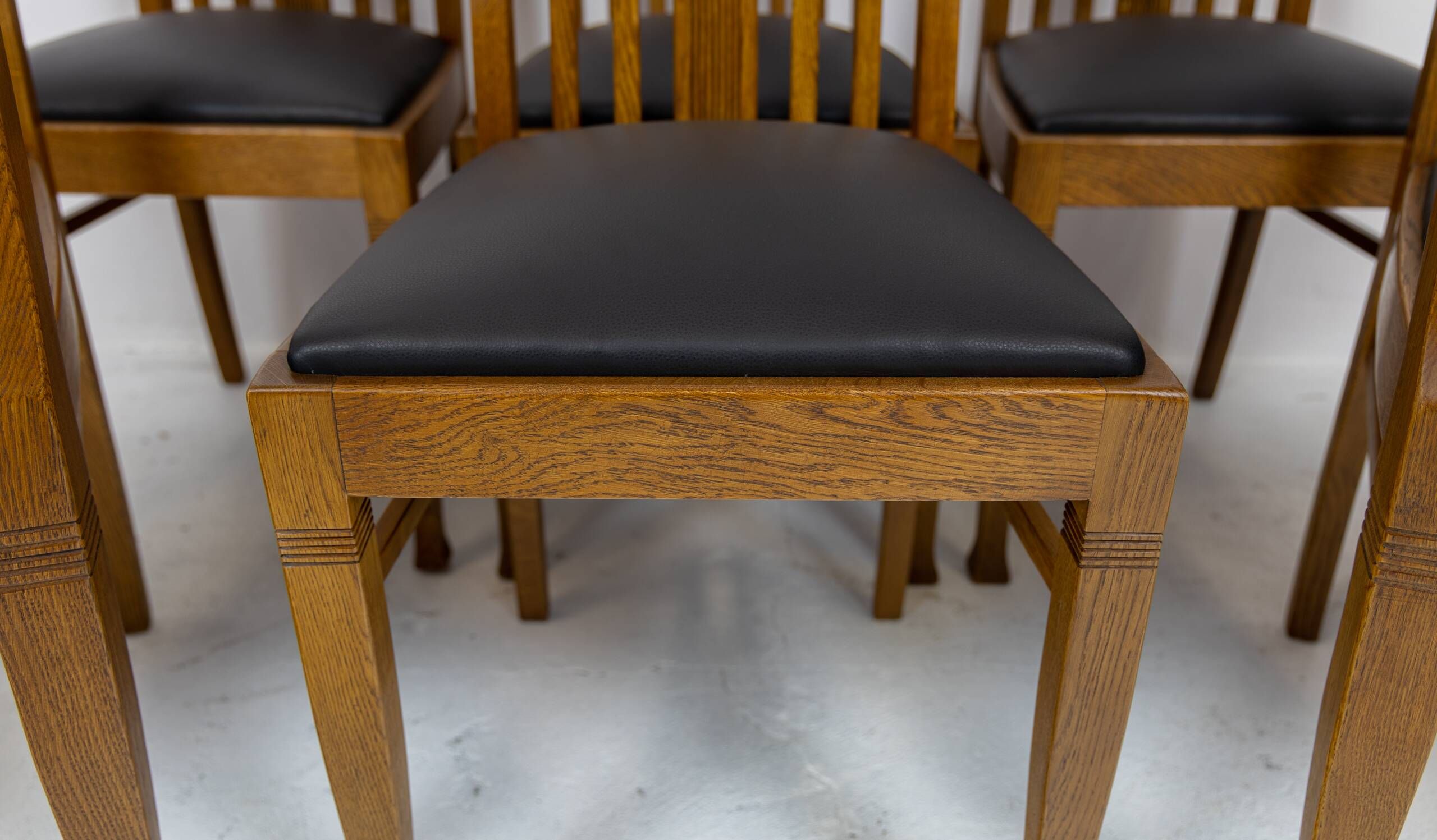 Set of 6 Art Nouveau chairs and armchairs in oak and leather.