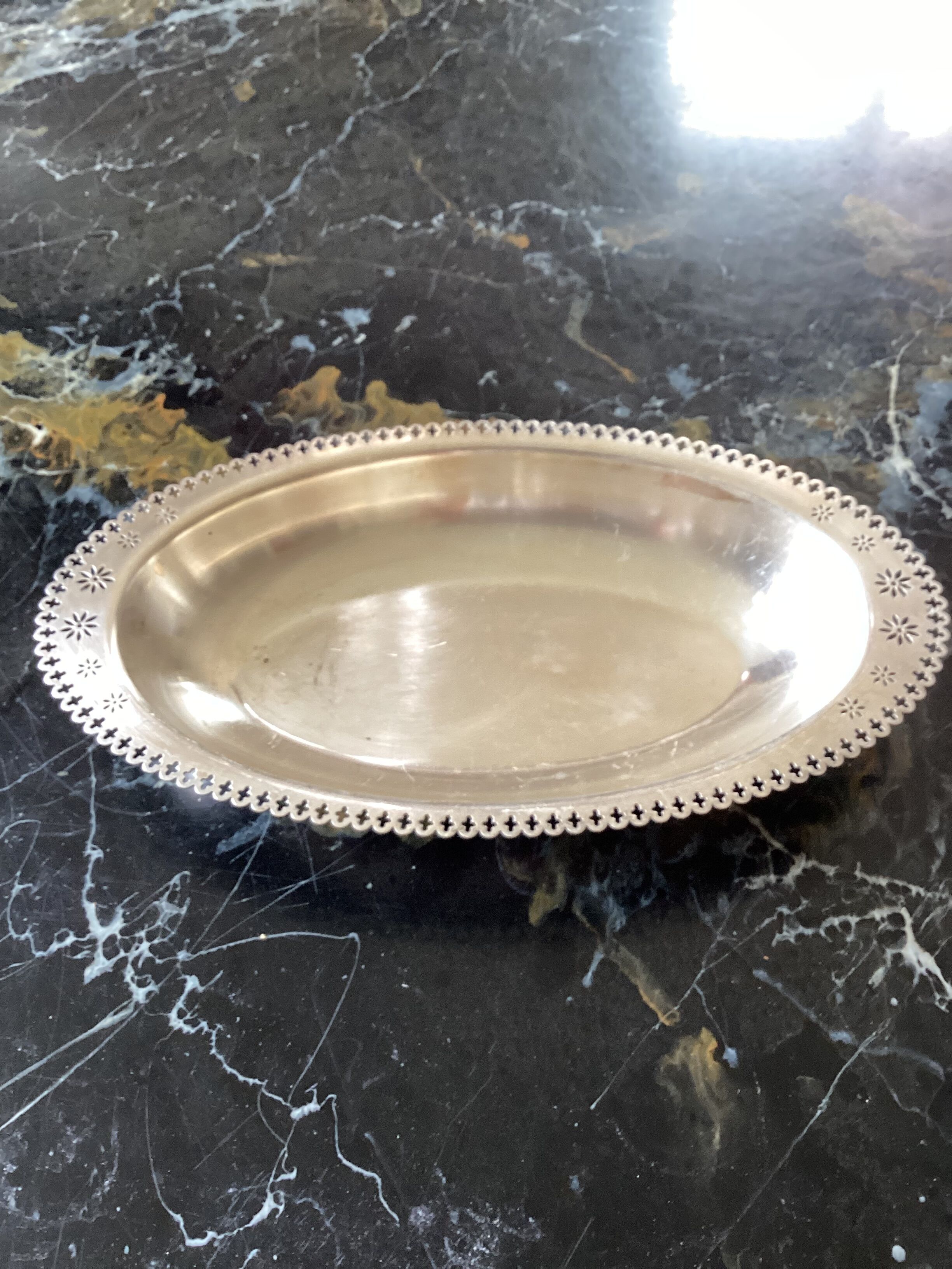 Silver metal basket dimension: height -5cm- width -34cm- depth -20cm-