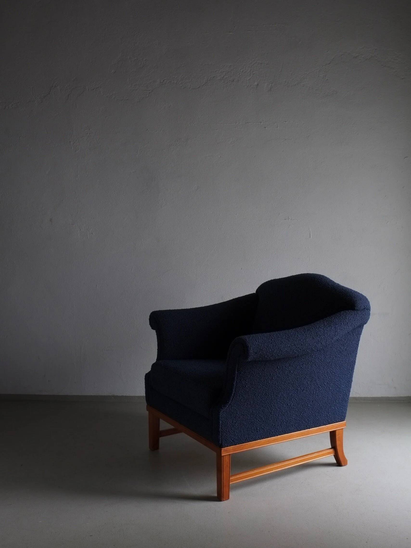 Fauteuil lounge bleu marine bouclé | Suède | Années 1940